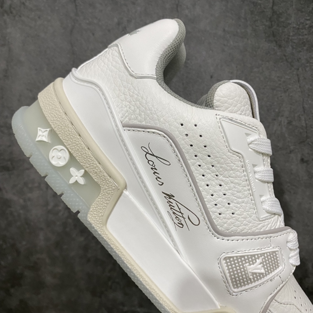 图片[7]-莞产最强版 市场唯一正确版 LV Trainer白水泥女鞋 注意白水泥女鞋三孔 男鞋四孔 市场货基本全错 独家正确版本首家出货💪🏻 广州顶级版本 细节实拍如下所见即所得 非莆田档口货 可随意对比细节鞋型 无需过多文案描述 所有细节均可对标正品 原厂鞋舌尺码标 正确烫金字体 鞋舌厚度柔软度同步正品 原厂织麦标 一针一线纹路均同步正品 原厂刺绣立体饱满同步正品 原厂烫金手写logo 立体饱满有光泽 原厂皮料荔枝纹同步原鞋 原厂数据 字体粗细 大小光泽度同步正品 原厂空胶工艺 并非开胶同步正品 原厂中底布 logo清晰 尺码：36-45-选品中心