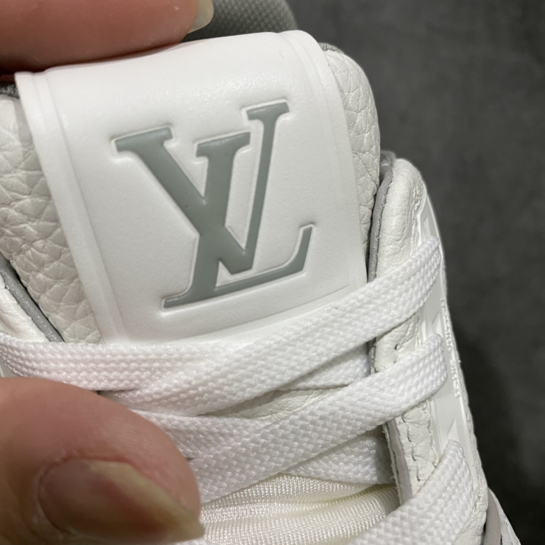 图片[2]-莞产最强版 市场唯一正确版 LV Trainer白水泥女鞋 注意白水泥女鞋三孔 男鞋四孔 市场货基本全错 独家正确版本首家出货💪🏻 广州顶级版本 细节实拍如下所见即所得 非莆田档口货 可随意对比细节鞋型 无需过多文案描述 所有细节均可对标正品 原厂鞋舌尺码标 正确烫金字体 鞋舌厚度柔软度同步正品 原厂织麦标 一针一线纹路均同步正品 原厂刺绣立体饱满同步正品 原厂烫金手写logo 立体饱满有光泽 原厂皮料荔枝纹同步原鞋 原厂数据 字体粗细 大小光泽度同步正品 原厂空胶工艺 并非开胶同步正品 原厂中底布 logo清晰 尺码：36-45-选品中心