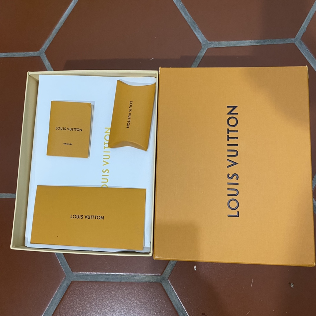 图片[9]-莞产最强版 市场唯一正确版 LV Trainer白水泥女鞋 注意白水泥女鞋三孔 男鞋四孔 市场货基本全错 独家正确版本首家出货💪🏻 广州顶级版本 细节实拍如下所见即所得 非莆田档口货 可随意对比细节鞋型 无需过多文案描述 所有细节均可对标正品 原厂鞋舌尺码标 正确烫金字体 鞋舌厚度柔软度同步正品 原厂织麦标 一针一线纹路均同步正品 原厂刺绣立体饱满同步正品 原厂烫金手写logo 立体饱满有光泽 原厂皮料荔枝纹同步原鞋 原厂数据 字体粗细 大小光泽度同步正品 原厂空胶工艺 并非开胶同步正品 原厂中底布 logo清晰 尺码：36-45-选品中心