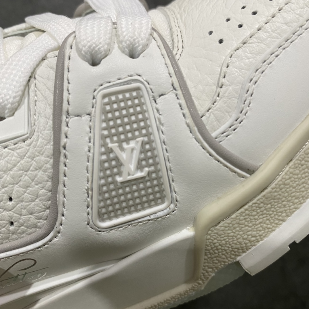 图片[7]-莞产最强版 市场唯一正确版 LV Trainer白水泥女鞋 注意白水泥女鞋三孔 男鞋四孔 市场货基本全错 独家正确版本首家出货💪🏻 广州顶级版本 细节实拍如下所见即所得 非莆田档口货 可随意对比细节鞋型 无需过多文案描述 所有细节均可对标正品 原厂鞋舌尺码标 正确烫金字体 鞋舌厚度柔软度同步正品 原厂织麦标 一针一线纹路均同步正品 原厂刺绣立体饱满同步正品 原厂烫金手写logo 立体饱满有光泽 原厂皮料荔枝纹同步原鞋 原厂数据 字体粗细 大小光泽度同步正品 原厂空胶工艺 并非开胶同步正品 原厂中底布 logo清晰 尺码：36-45-选品中心