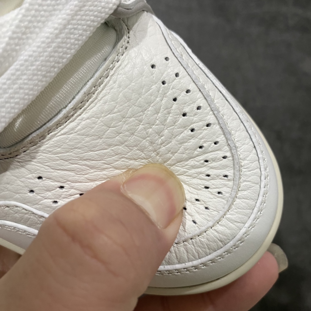 图片[3]-莞产最强版 市场唯一正确版 LV Trainer白水泥女鞋 注意白水泥女鞋三孔 男鞋四孔 市场货基本全错 独家正确版本首家出货💪🏻 广州顶级版本 细节实拍如下所见即所得 非莆田档口货 可随意对比细节鞋型 无需过多文案描述 所有细节均可对标正品 原厂鞋舌尺码标 正确烫金字体 鞋舌厚度柔软度同步正品 原厂织麦标 一针一线纹路均同步正品 原厂刺绣立体饱满同步正品 原厂烫金手写logo 立体饱满有光泽 原厂皮料荔枝纹同步原鞋 原厂数据 字体粗细 大小光泽度同步正品 原厂空胶工艺 并非开胶同步正品 原厂中底布 logo清晰 尺码：36-45-选品中心