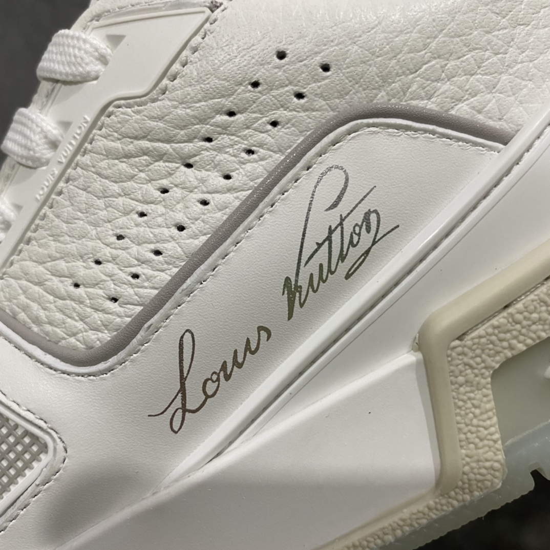 图片[5]-莞产最强版 市场唯一正确版 LV Trainer白水泥女鞋 注意白水泥女鞋三孔 男鞋四孔 市场货基本全错 独家正确版本首家出货💪🏻 广州顶级版本 细节实拍如下所见即所得 非莆田档口货 可随意对比细节鞋型 无需过多文案描述 所有细节均可对标正品 原厂鞋舌尺码标 正确烫金字体 鞋舌厚度柔软度同步正品 原厂织麦标 一针一线纹路均同步正品 原厂刺绣立体饱满同步正品 原厂烫金手写logo 立体饱满有光泽 原厂皮料荔枝纹同步原鞋 原厂数据 字体粗细 大小光泽度同步正品 原厂空胶工艺 并非开胶同步正品 原厂中底布 logo清晰 尺码：36-45-选品中心