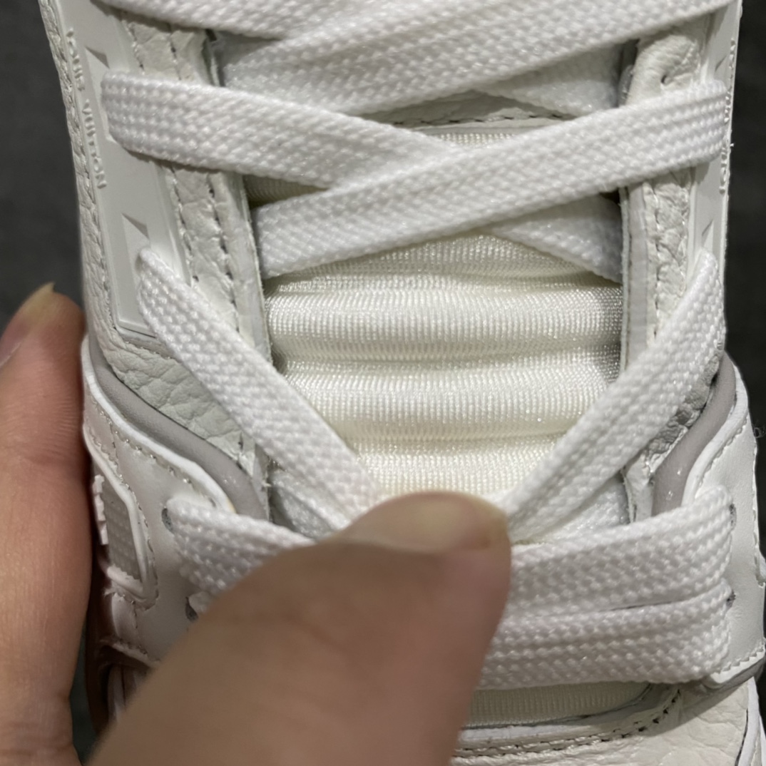 图片[6]-莞产最强版 市场唯一正确版 LV Trainer白水泥女鞋 注意白水泥女鞋三孔 男鞋四孔 市场货基本全错 独家正确版本首家出货💪🏻 广州顶级版本 细节实拍如下所见即所得 非莆田档口货 可随意对比细节鞋型 无需过多文案描述 所有细节均可对标正品 原厂鞋舌尺码标 正确烫金字体 鞋舌厚度柔软度同步正品 原厂织麦标 一针一线纹路均同步正品 原厂刺绣立体饱满同步正品 原厂烫金手写logo 立体饱满有光泽 原厂皮料荔枝纹同步原鞋 原厂数据 字体粗细 大小光泽度同步正品 原厂空胶工艺 并非开胶同步正品 原厂中底布 logo清晰 尺码：36-45-选品中心