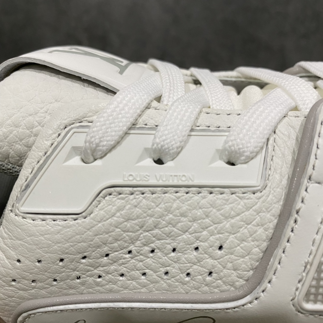 图片[8]-莞产最强版 市场唯一正确版 LV Trainer白水泥女鞋 注意白水泥女鞋三孔 男鞋四孔 市场货基本全错 独家正确版本首家出货💪🏻 广州顶级版本 细节实拍如下所见即所得 非莆田档口货 可随意对比细节鞋型 无需过多文案描述 所有细节均可对标正品 原厂鞋舌尺码标 正确烫金字体 鞋舌厚度柔软度同步正品 原厂织麦标 一针一线纹路均同步正品 原厂刺绣立体饱满同步正品 原厂烫金手写logo 立体饱满有光泽 原厂皮料荔枝纹同步原鞋 原厂数据 字体粗细 大小光泽度同步正品 原厂空胶工艺 并非开胶同步正品 原厂中底布 logo清晰 尺码：36-45-选品中心