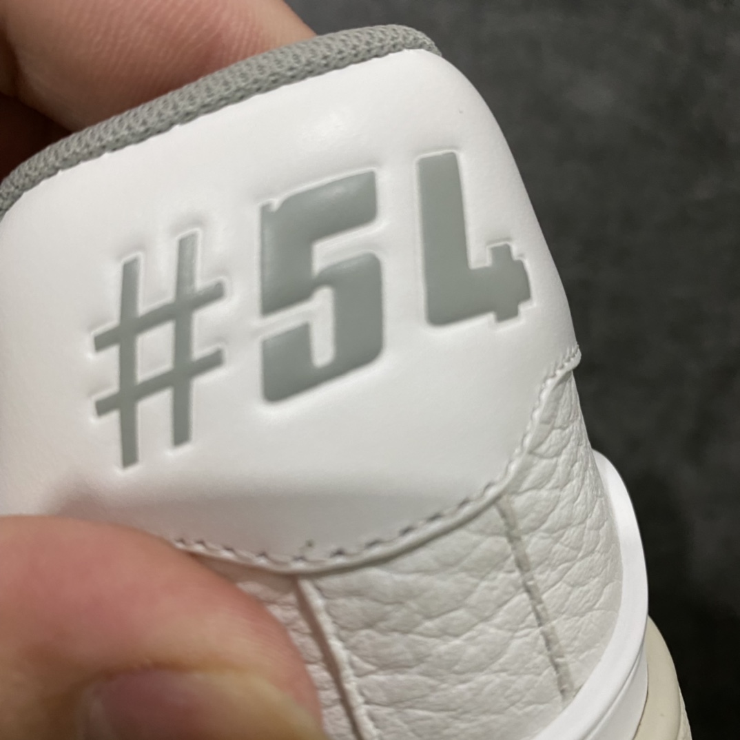 图片[4]-莞产最强版 市场唯一正确版 LV Trainer白水泥女鞋 注意白水泥女鞋三孔 男鞋四孔 市场货基本全错 独家正确版本首家出货💪🏻 广州顶级版本 细节实拍如下所见即所得 非莆田档口货 可随意对比细节鞋型 无需过多文案描述 所有细节均可对标正品 原厂鞋舌尺码标 正确烫金字体 鞋舌厚度柔软度同步正品 原厂织麦标 一针一线纹路均同步正品 原厂刺绣立体饱满同步正品 原厂烫金手写logo 立体饱满有光泽 原厂皮料荔枝纹同步原鞋 原厂数据 字体粗细 大小光泽度同步正品 原厂空胶工艺 并非开胶同步正品 原厂中底布 logo清晰 尺码：36-45-选品中心