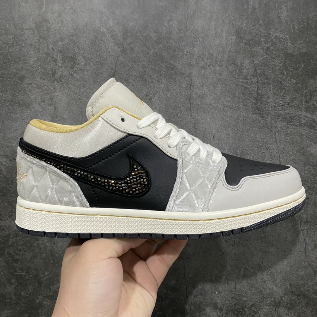 K版纯原 Air Jordan AJ1 Low 低帮系列 黑灰绸缎 DV1762-001 全新流水线出品 DT版本唯一平替选择 市场第二梯队最强版 全部原鞋开发 原楦原纸板开发 全鞋电脑针车 原厂内置全掌气垫 原盒内在原标 唯一Zp原版鞋带绑法 免检产品 全新2022版型 全头层皮料 完美零毛边处理 原厂配置全掌气垫 价格定位良心 几十个配色陆续出货 尺码:36 36.5 37.5 38 38.5 39 40 40.5 41 42 42.5 43 44 44.5 45 46-选品中心