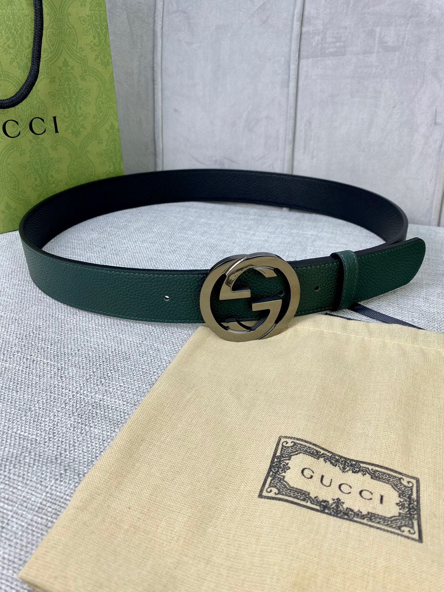 NO:138518,The original single width 3.8cm GG Marmont series will be innovated every season, injecting modern essence into the iconic original GG6.0cm steel buckle accessories inspired by the 1970s. This two-color head-layer cowhide belt brings you more styling options. Belts, belts, cowhide19860909原单 宽度3.8cm GG Marmont系列每一季都会推陈出新,为灵感源于70年代的标志性原版GG6.0cm钢扣配件注入现代精髓.这款双色头层牛皮腰带 给你带来更多造型选择.皮带,皮带,cowhide,Belt