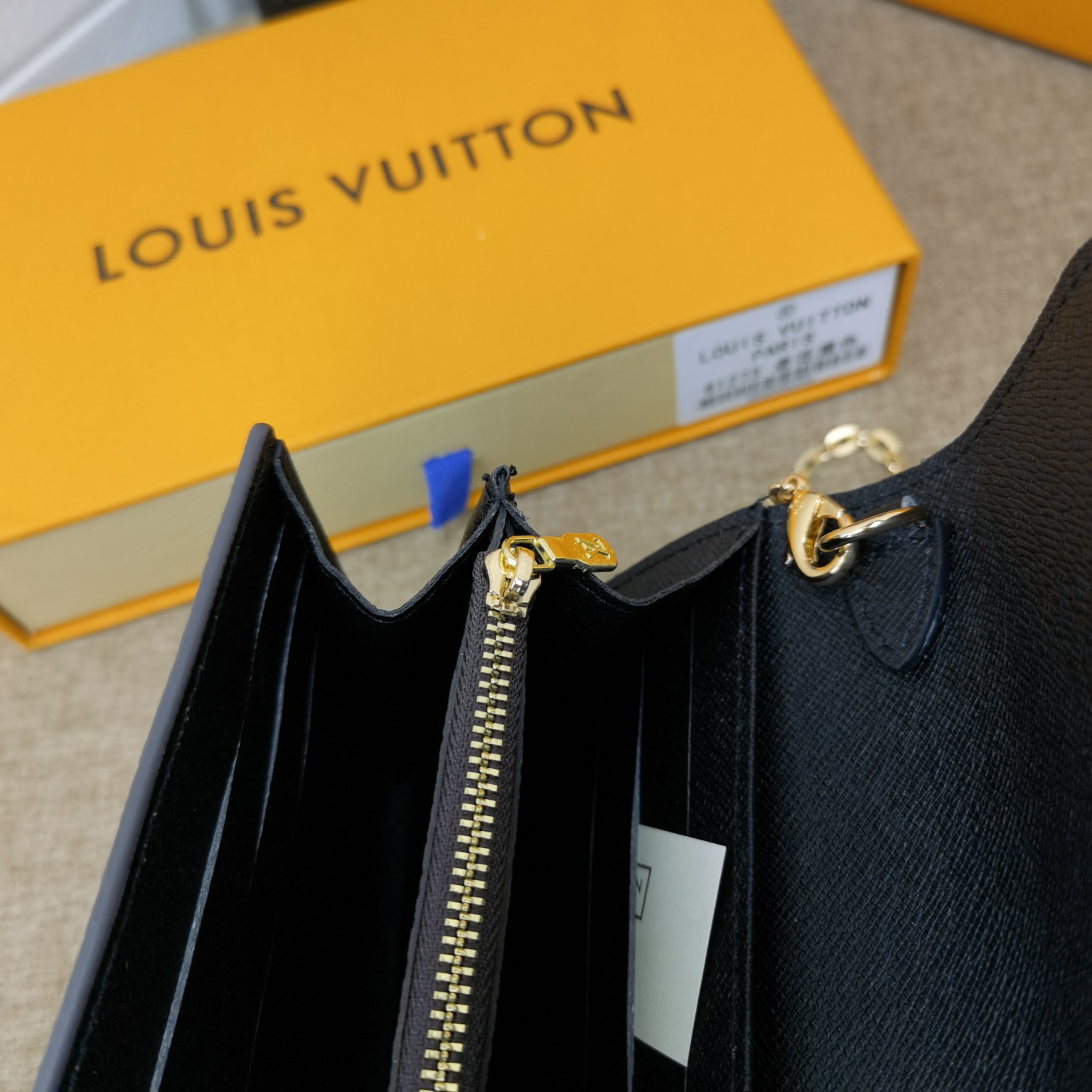 Damier Wallet - Lifestyle Shot