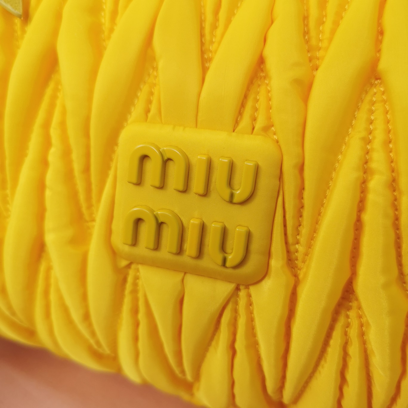 缪缪miumiu环保尼龙MivWander手袋5BC108