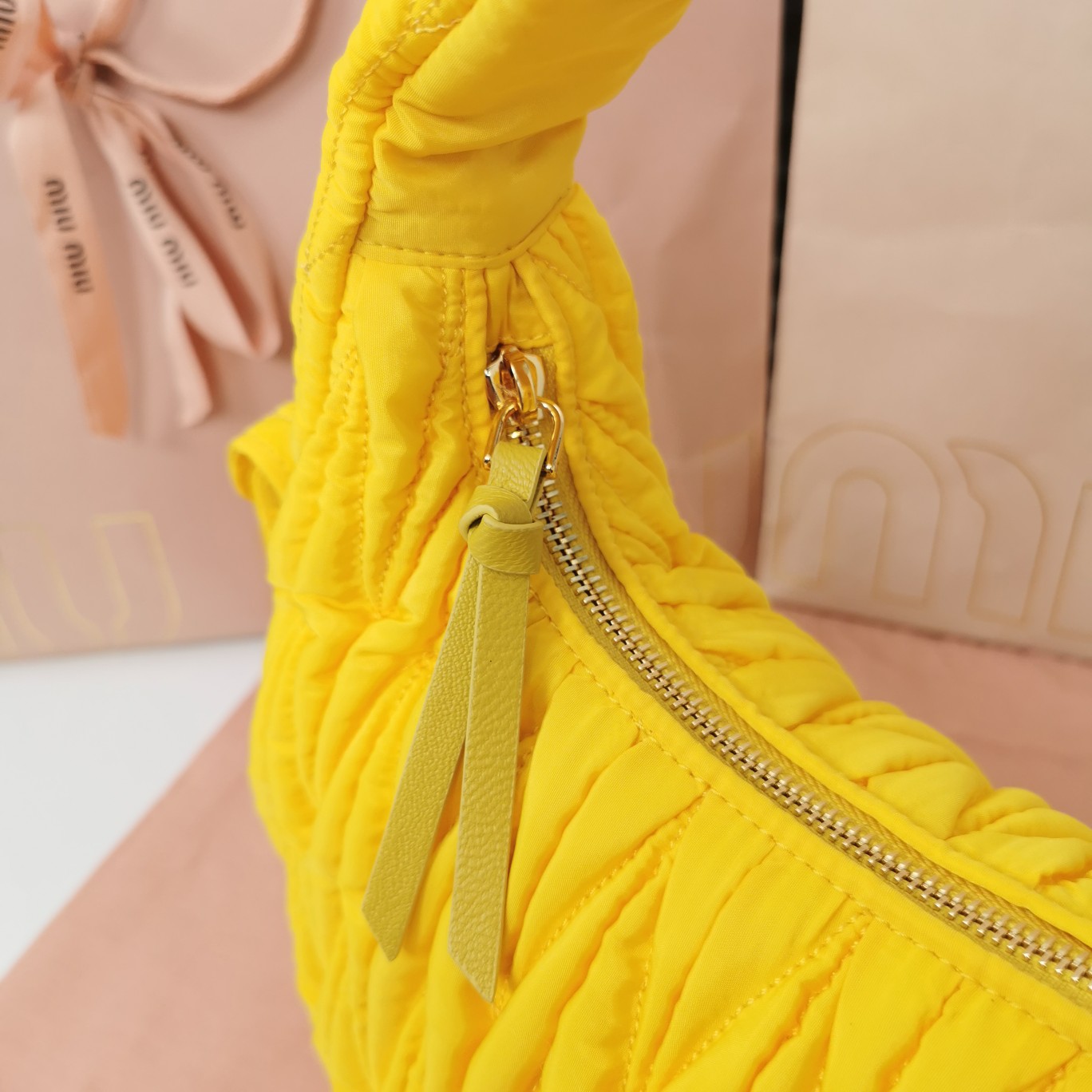 缪缪miumiu环保尼龙MivWander手袋5BC108