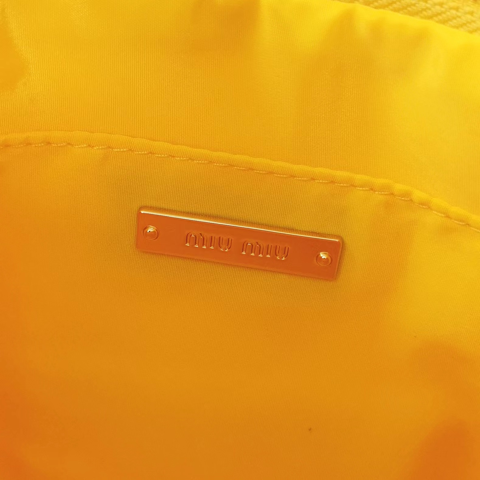 缪缪miumiu环保尼龙MivWander手袋5BC108