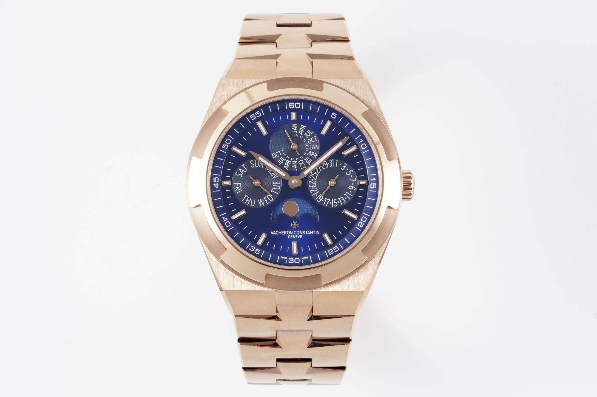 NO:764951,[Wear the stars and wear the moon, forge ahead] The upgraded version has arrived. The Overseas 4300V series perpetual calendar watch uses a 41.5 mm diameter case and is equipped with an automatic winding mechanical movement - the QP/1 ultra-thin movement. The movement is equipped with a perpetual calendar and moon phase display. (9-digit day of the week, 3-digit date, 12-digit month) Gold dial with sunburst satin brushing treatment  The small dial decorated with snail pattern is clear and easy to read, and it complements the expensive hands. Each watch can be worn with a one-button quick-release steel strap, tape, and belt. Welcome to appreciate,,versace19860909【披星戴月 砥砺前行】升级版到货 Overseas纵横四海4300V系列万年历腕表 腕表采用直径41.5毫米的表壳,搭载自动上链机械机芯—— QP/1超薄机芯,该机芯配备万年历和月相显示.(9字位星期、3字位日期、12字位月份) 经旭日纹缎面拉丝处理的金质表盘 以蜗形纹装饰的小表盘清晰易读 搭配造价不菲的指针相得益彰 每一枚腕表都可以配戴一键快拆式钢带 胶带 皮带 欢迎鉴赏,,versace,Watch