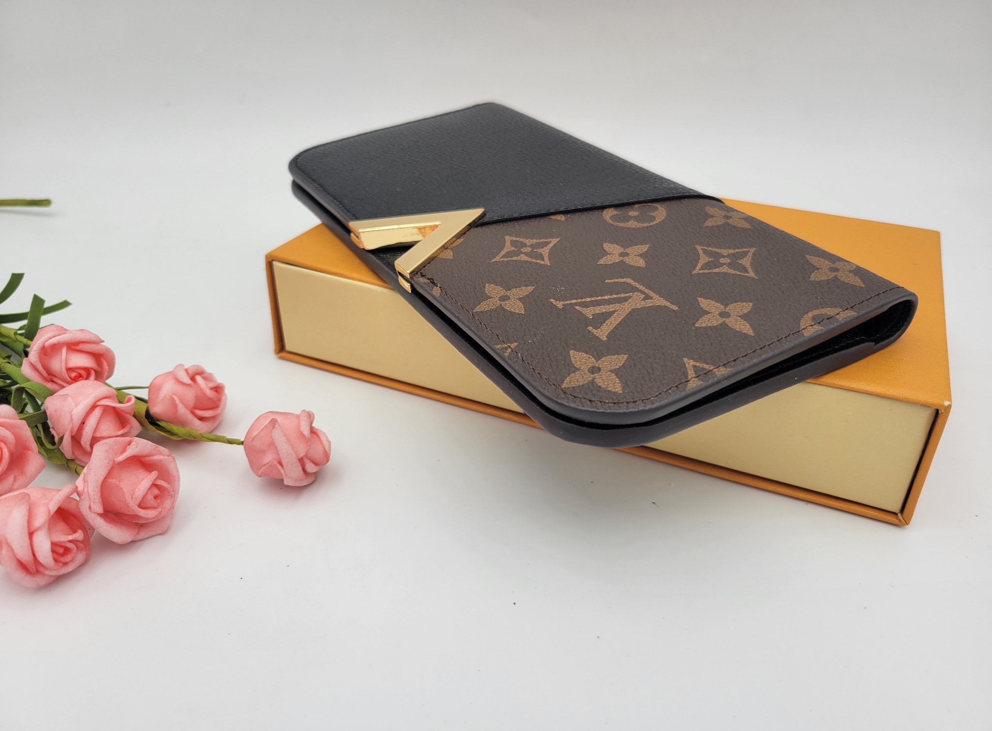 Leather wallet in hand product use