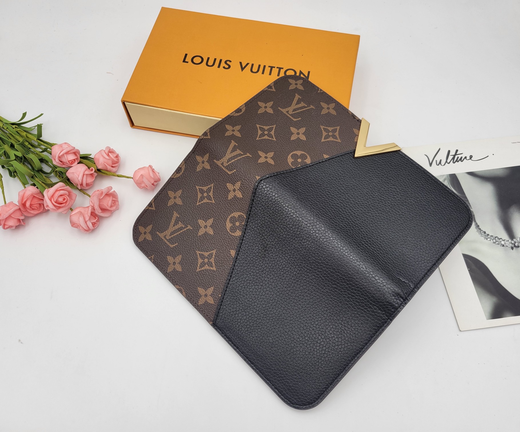 Leather long wallet textured detail