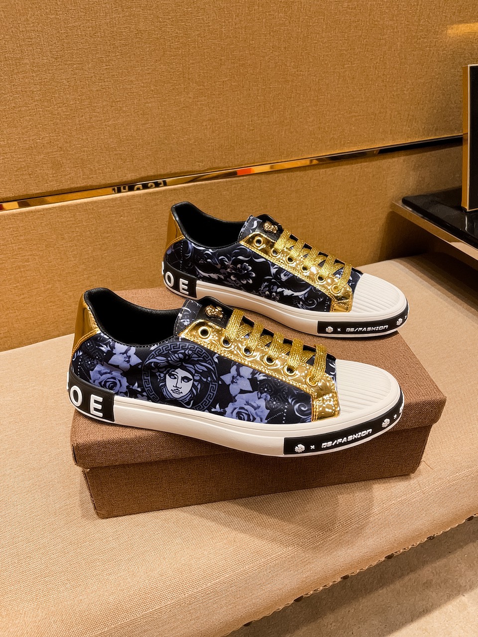 I0 阿玛尼 男鞋高端品牌 官网1：1最新力作：鞋面采用意大利进口丝光面料 搭配舒透气内里➕原版防滑耐磨大底制作 ，让行走更加便捷舒适，惊世之作，与官方的质量相比美的1：1复刻[色]打造时尚个性衬托你的与众不同潮男必备!经典