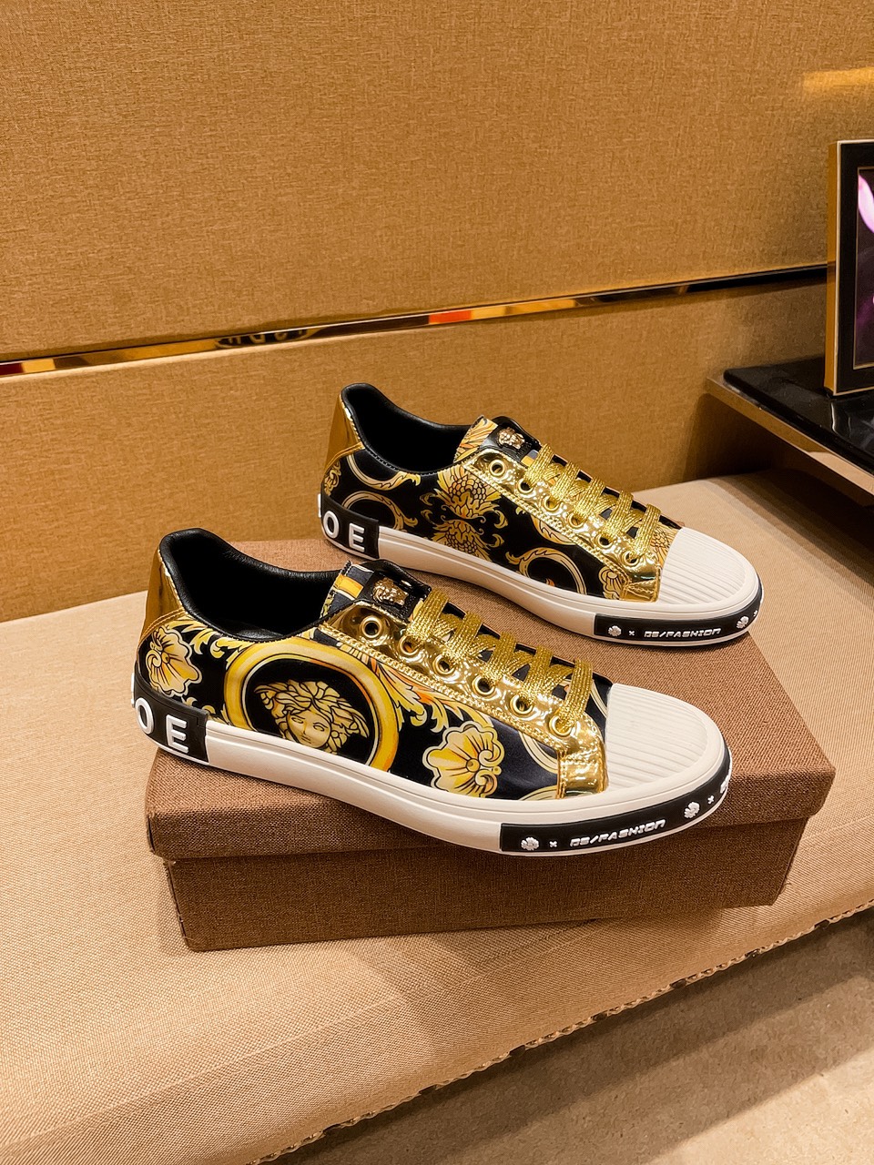 I0 阿玛尼 男鞋高端品牌 官网1：1最新力作：鞋面采用意大利进口丝光面料 搭配舒透气内里➕原版防滑耐磨大底制作 ，让行走更加便捷舒适，惊世之作，与官方的质量相比美的1：1复刻[色]打造时尚个性衬托你的与众不同潮男必备!经典