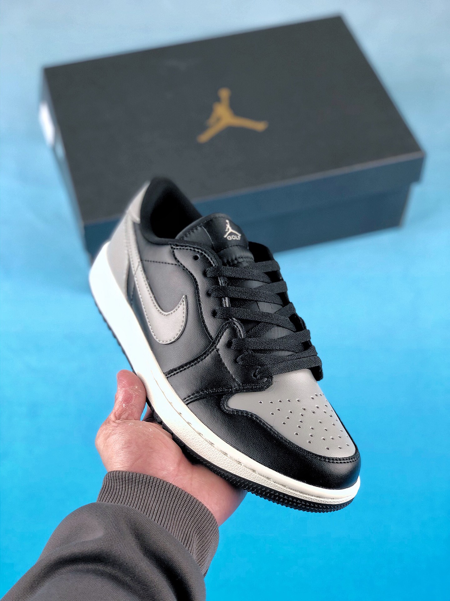 本地自取 支持放店
Air Jordan 1 Low Golf 影子灰
高尔夫系列 官方同步新色 原装级产物
拒绝公底 立体鞋型 细节完美 高清洁度 购置公司同步原材料 原汁原味 忠于原版
码数：36 36.5 37.5 38 38.5 39 40 40.5 41 42 42.5 43 44 44.5 45 46