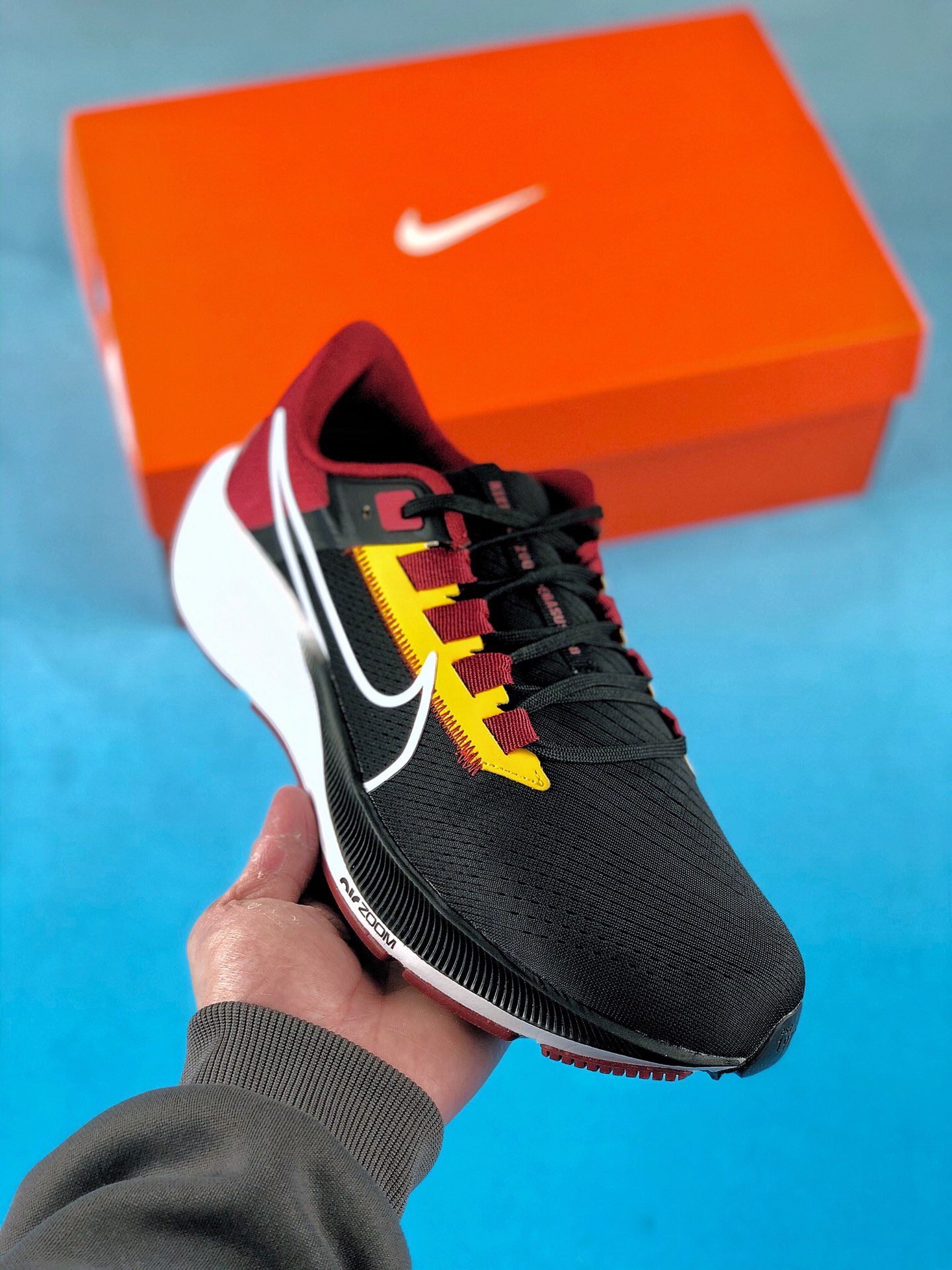 本地自取 支持放店
Nike Zoom Pegasus 38
38代超级飞马涡轮增压马拉松休闲运动慢跑
#原档案数据开发纸版楦型
#内里嵌入定型海绵
#中底搭载前Zoom+全掌React配置鞋 
尺码：36 36.5 37 38 38.5 39 40 40.5 41 42 42.5 43 44 45