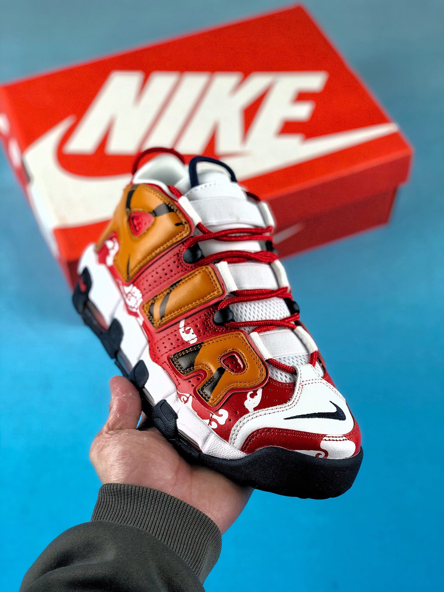 本地自取 支持放店
独家实拍【定制球鞋】Nike Air More Uptempo(GS)大Air 虎年新年定制虎纹祥云高帮复古篮球鞋 红白黄 货号：CZ7885-100
#原楦原档案开发版型
#采用一致牛培革鞋面材质
#市面最为修正全掌真气垫模具#可视全掌透明中底气垫
size：36 36.5 37.5 38 38.5 39 40 40.5 41 42 42.5 43 44 44.5 45