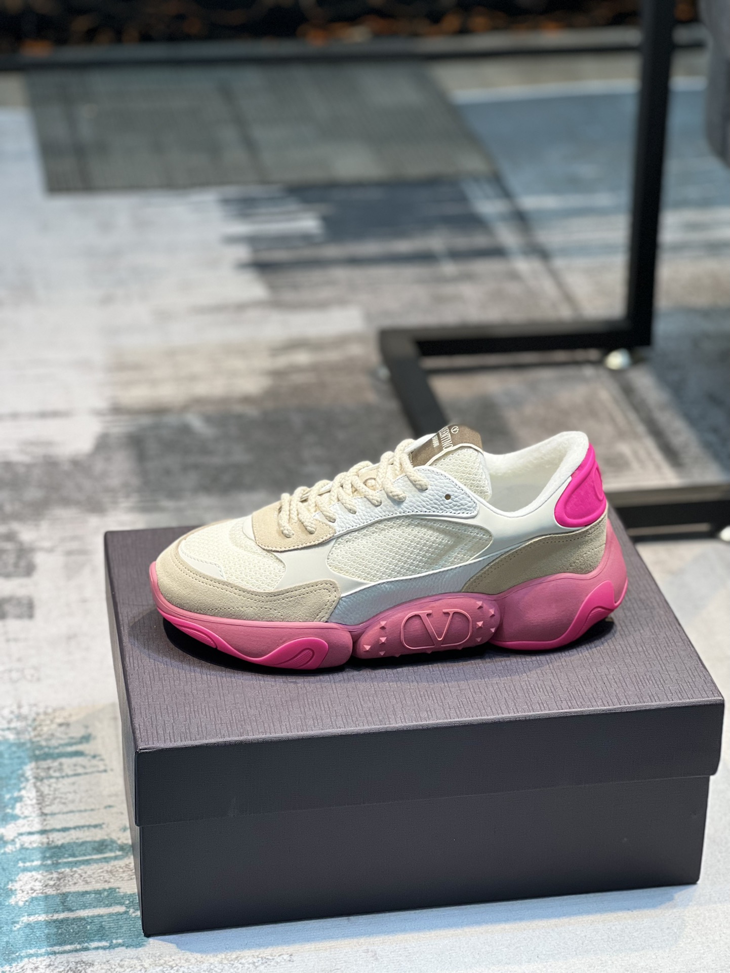 K5 华伦天奴.2022年专柜春季最新爆款，原版购入1：1开发⬆️原版材料1:1定做 原版大底 ，高品质出货〽️38-44码45订做不退换