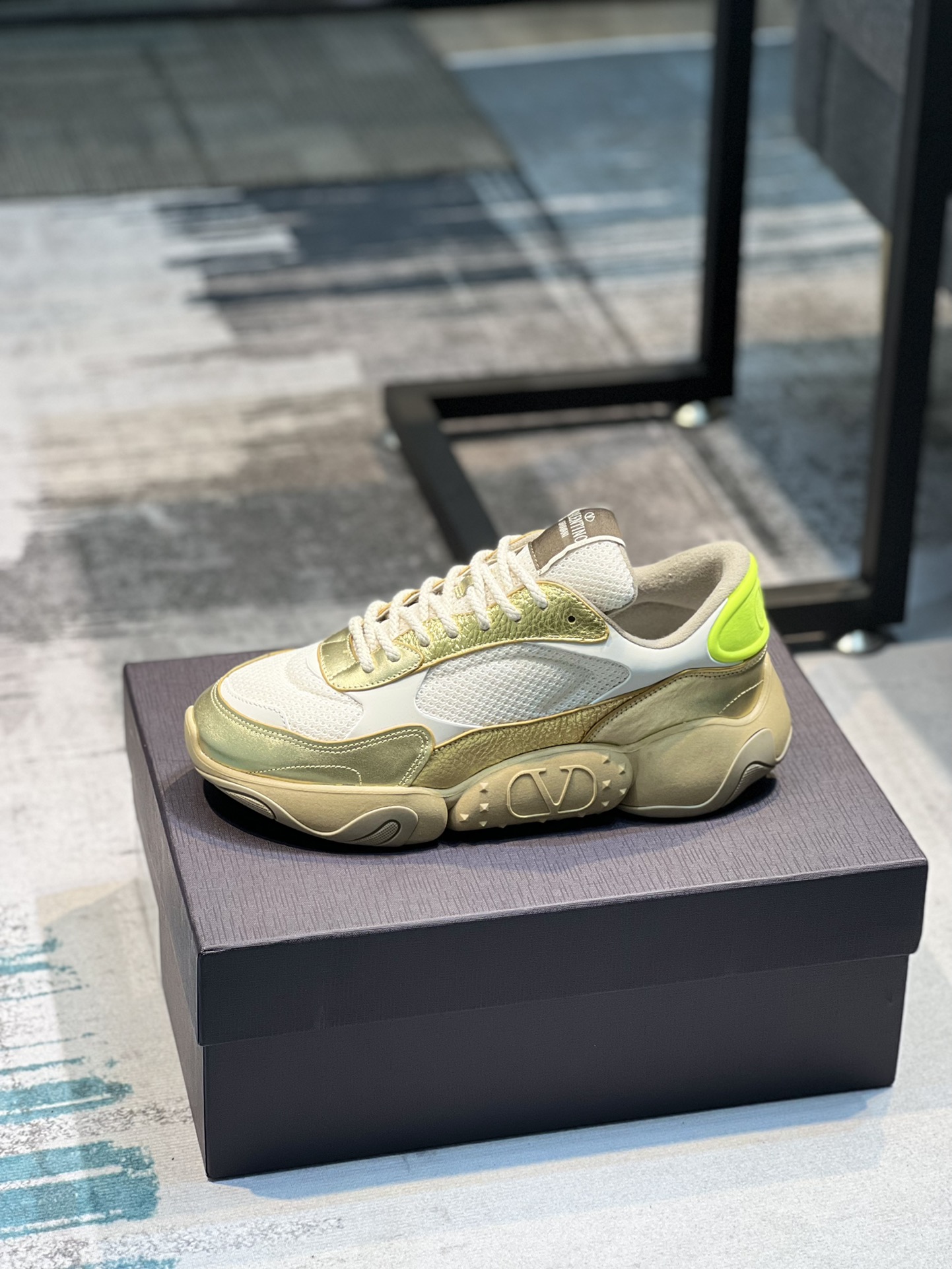 K5 华伦天奴.2022年专柜春季最新爆款，原版购入1：1开发⬆️原版材料1:1定做 原版大底 ，高品质出货〽️38-44码45订做不退换