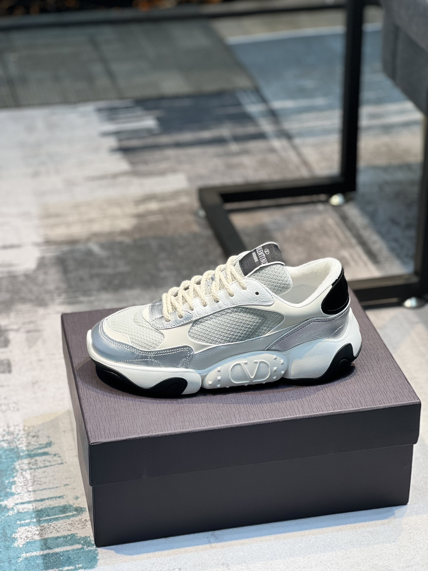 K5 华伦天奴.2022年专柜春季最新爆款，原版购入1：1开发⬆️原版材料1:1定做 原版大底 ，高品质出货〽️38-44码45订做不退换