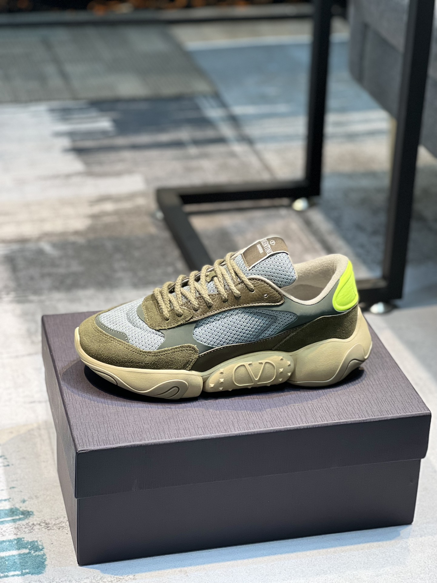 K5 华伦天奴.2022年专柜春季最新爆款，原版购入1：1开发⬆️原版材料1:1定做 原版大底 ，高品质出货〽️38-44码45订做不退换