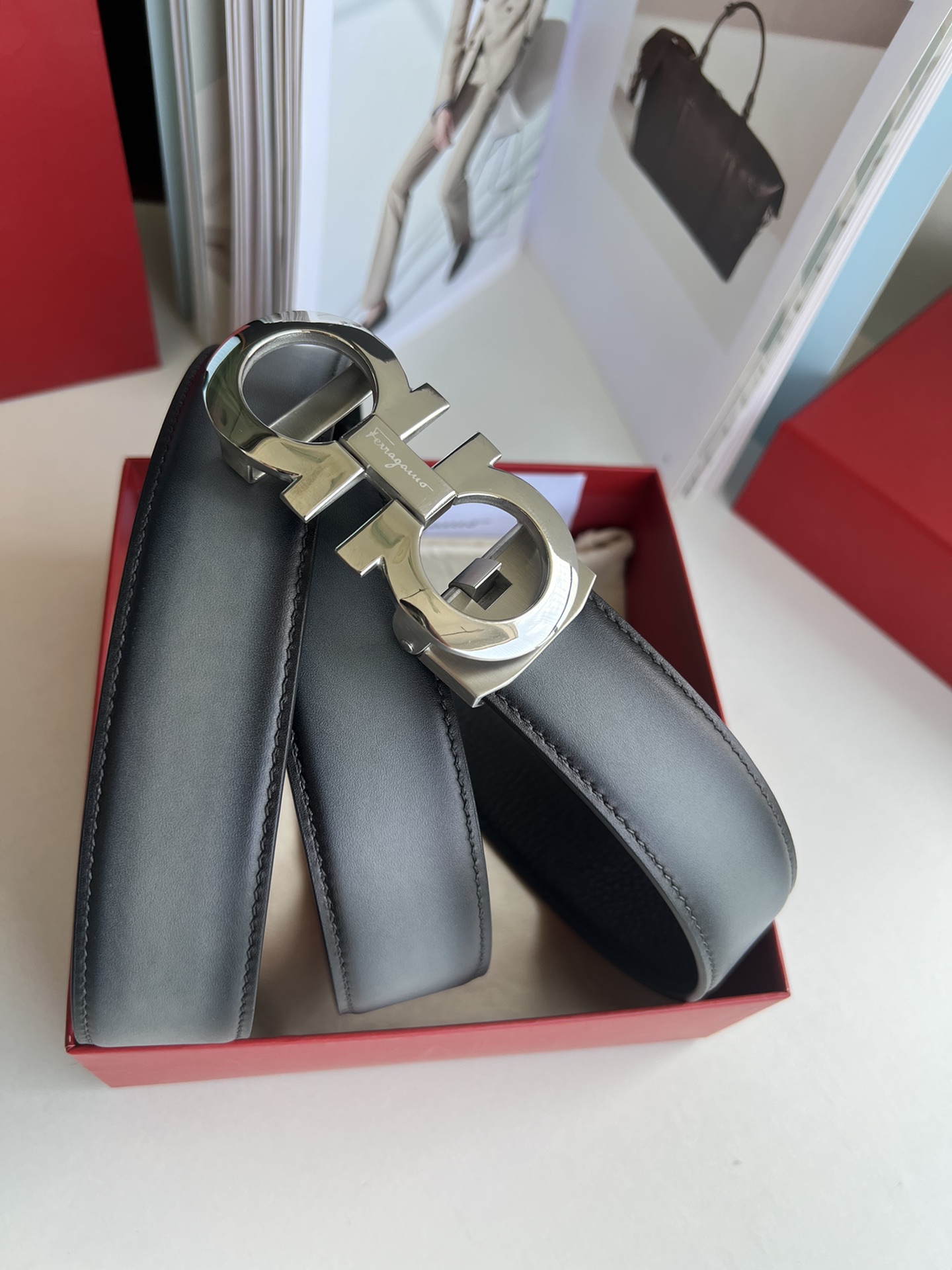 Ferragamo菲拉格慕   8字款金属扣自动款男士3.5cm腰带