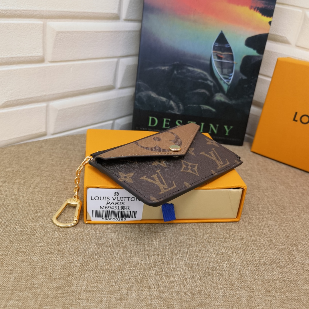 Leather card holder in hand product use