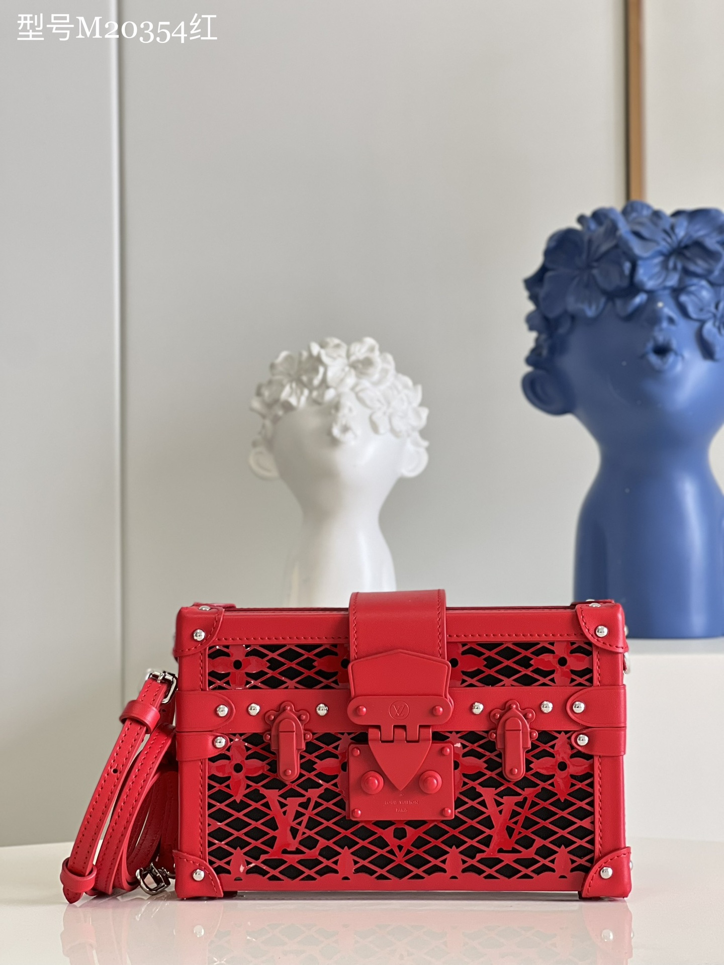 NO:398637,[Exclusive real photo M20354 red] This Petite Malle handbag is presented with lacquered cowhide leather. Monogram pattern perforated, which looks like hollow lace from a distance. Detailed features 20 x 12.5 x 6 cm (length x height x width) Y.,LV [original leather],louis vuitton,cowhide19860909【独家实拍M20354红】本款 Petite Malle 手袋以漆面牛皮革呈现 Monogram 图案穿孔,远观仿若镂空蕾丝.详细特征20 x 12.5 x 6 厘米 (长度 x 高 x 宽) Y.,LV【原厂皮】,louis vuitton,cowhide,Bag