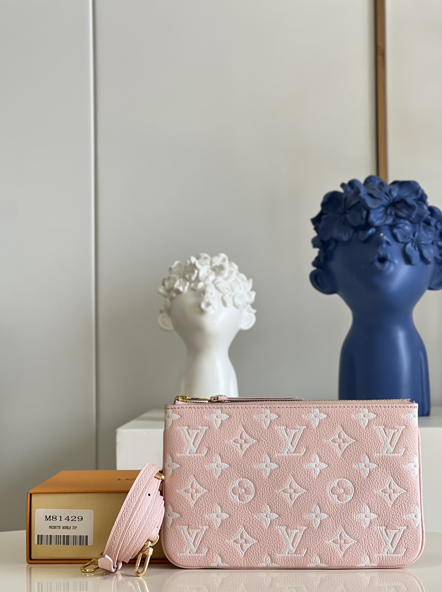 NO:398629,【Exclusive real photo M81429 powder】This POCHETTE DOUBLE ZIP double zipper bag is worn in soft Monogram Empreinte leather, and its embossed pattern is reinforced with white. It has two zippered pockets, and a flat pocket in the middle. Thanks to its removable shoulder straps, this piece can be worn by hand or shoulder. Size 20 x 12.5 x 3 cm Z.,LV [original leather],louis vuitton19860909【独家实拍M81429粉】本款POCHETTE DOUBLE ZIP双拉链袋穿着柔软的Monogram Empreinte皮革,其浮雕图案用白色增强.它有两个带拉链的口袋,以及一个中间的扁平口袋.由于其可拆卸的肩带,这件作品可以用手或肩佩戴.尺寸20 x 12.5 x 3 cm Z.,LV【原厂皮】,louis vuitton,Bag