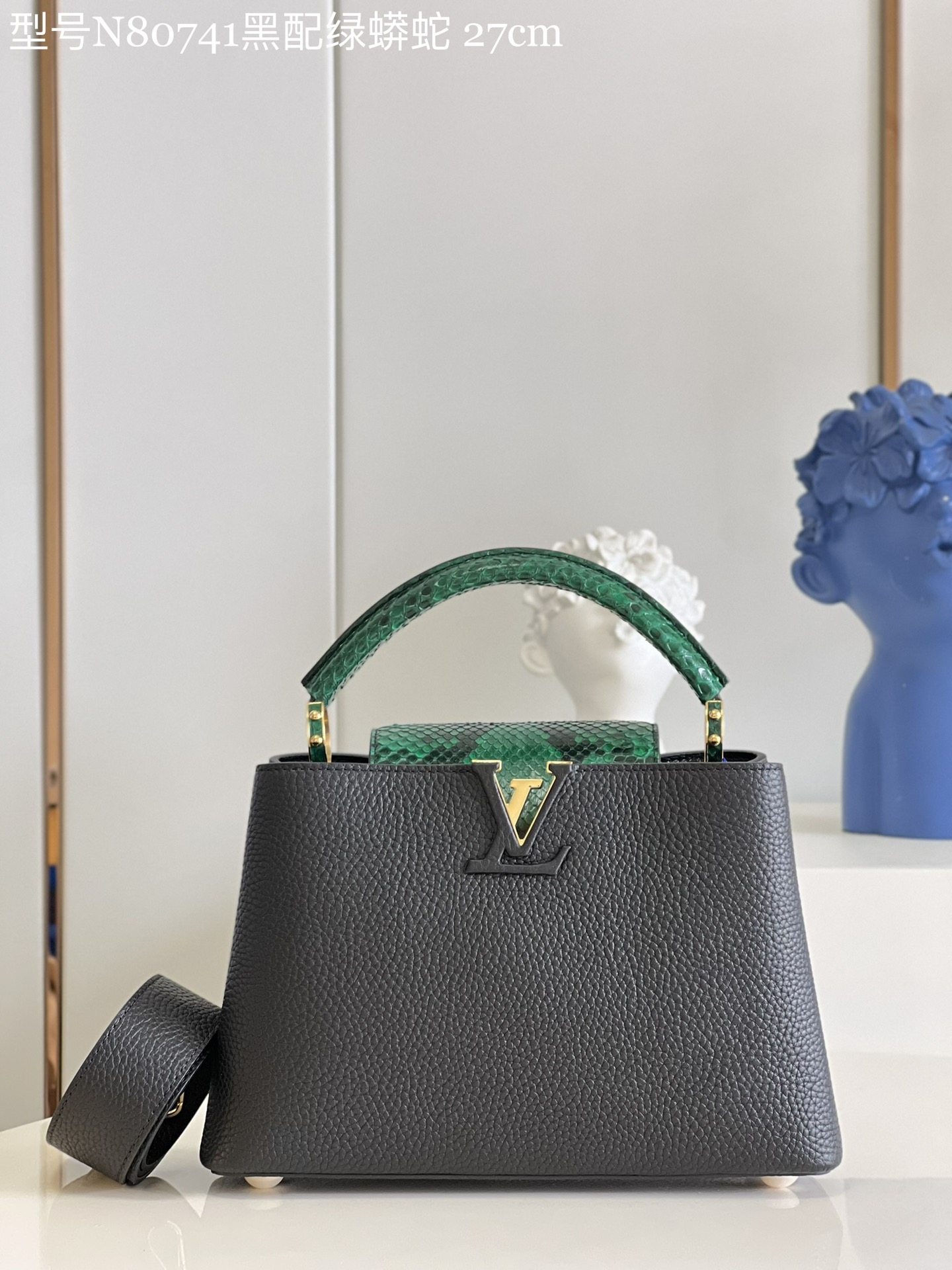 NO:398635,[Exclusive real photo Model M80741 black with green python small] Capucines BB handbag imported from France, shiny metal trim, unique Capucines cover can be included in the bag to display letter logos, and can be turned outward. It presents Monogram Flower pattern size: 27 x 18 x 9cm KL.,LV [original leather],louis vuitton,cowhide19860909【独家实拍 型号M80741黑配绿蟒蛇 小号】 Capucines BB手袋 法国进口小牛皮,闪亮的金属饰件,特有的Capucines搭盖既可收入包内展示字母标识,又可外翻 呈现Monogram Flower图案 size:27 x 18 x 9cm KL.,LV【原厂皮】,louis vuitton,cowhide,Bag
