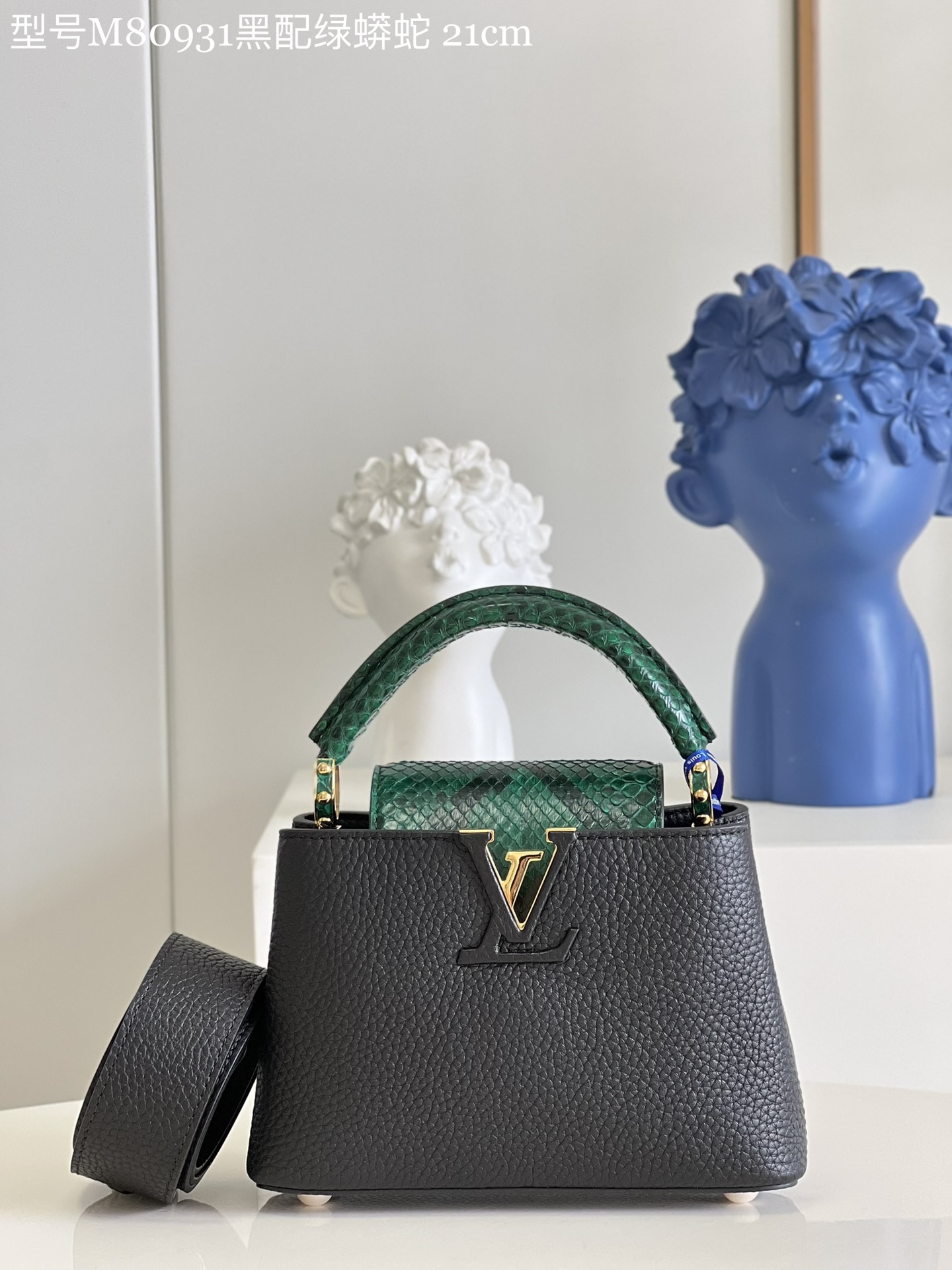 NO:398638,【Exclusive real photo Model M80931 black with green python mini】Capucines mini handbag imported from France, shiny metal trim, unique Capucines cover can be included in the bag to display letter logos, and can be turned outward, presenting Monogram Flower pattern size: 21x14x8 cmKL.,LV [original leather],louis vuitton,cowhide19860909【独家实拍 型号M80931黑配绿蟒蛇 迷你】Capucines 迷你手袋 法国进口小牛皮,闪亮的金属饰件,特有的Capucines搭盖既可收入包内展示字母标识,又可外翻 呈现Monogram Flower图案 size:21x14x8 cmKL.,LV【原厂皮】,louis vuitton,cowhide,Bag