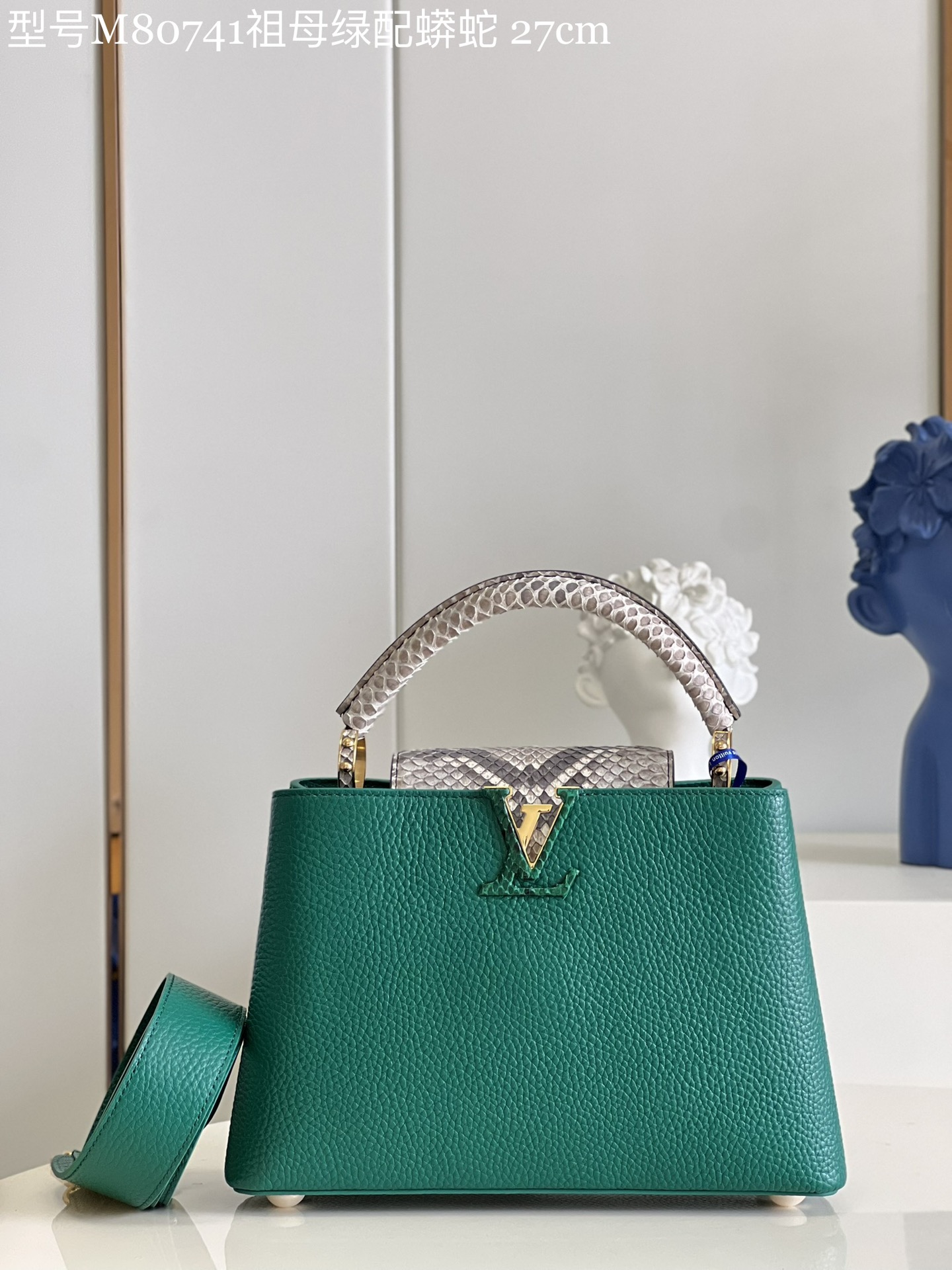 NO:398641,[Exclusive real photo Model M80741 Emerald with Python Small] Capucines BB handbag imported from France, shiny metal trim, unique Capucines cover can be included in the bag to display letter logos, and can be turned outward. It presents Monogram Flower pattern size: 27 x 18 x 9cm KL.,LV [original leather],louis vuitton,cowhide19860909【独家实拍 型号M80741祖母绿配蟒蛇 小号】 Capucines BB手袋 法国进口小牛皮,闪亮的金属饰件,特有的Capucines搭盖既可收入包内展示字母标识,又可外翻 呈现Monogram Flower图案 size:27 x 18 x 9cm KL.,LV【原厂皮】,louis vuitton,cowhide,Bag