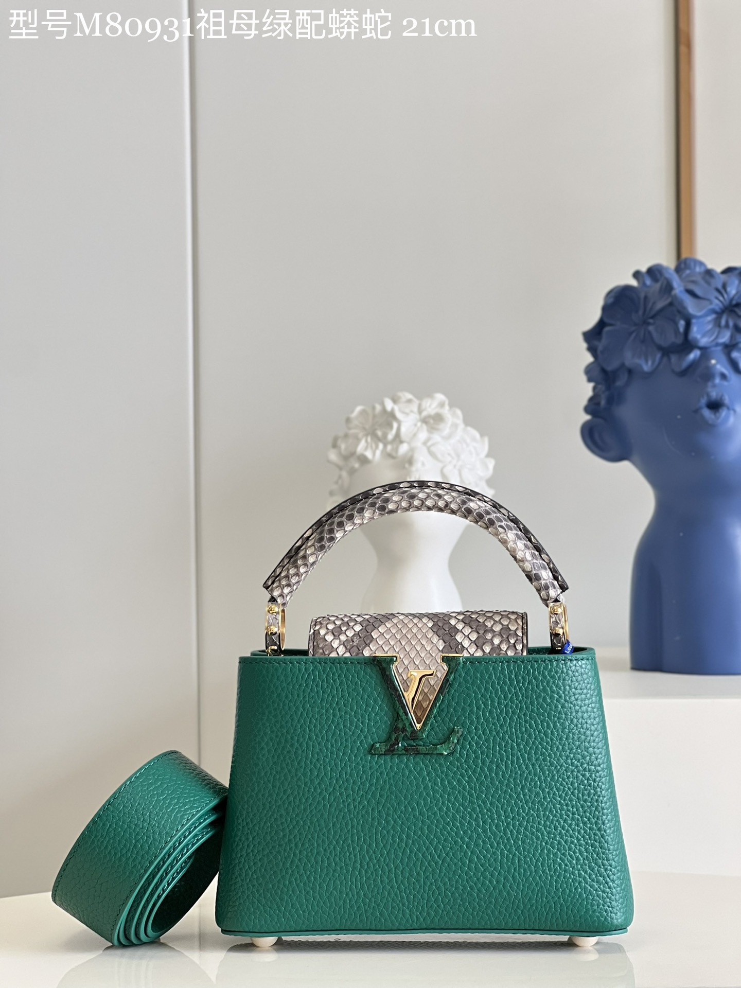 NO:398644,【Exclusive real photo Model M80931 Emerald with Python Mini】Capucines Mini Handbag Imported Calfskin, shiny metal trim, unique Capucines cover can be included in the bag to display letter logos, and can be turned outwards, presenting Monogram Flower pattern size: 21x14x8 cmKL.,LV【Original Leather】,louis vuitton,cowhide19860909【独家实拍 型号M80931祖母绿配蟒蛇 迷你】Capucines 迷你手袋 法国进口小牛皮,闪亮的金属饰件,特有的Capucines搭盖既可收入包内展示字母标识,又可外翻 呈现Monogram Flower图案 size:21x14x8 cmKL.,LV【原厂皮】,louis vuitton,cowhide,Bag