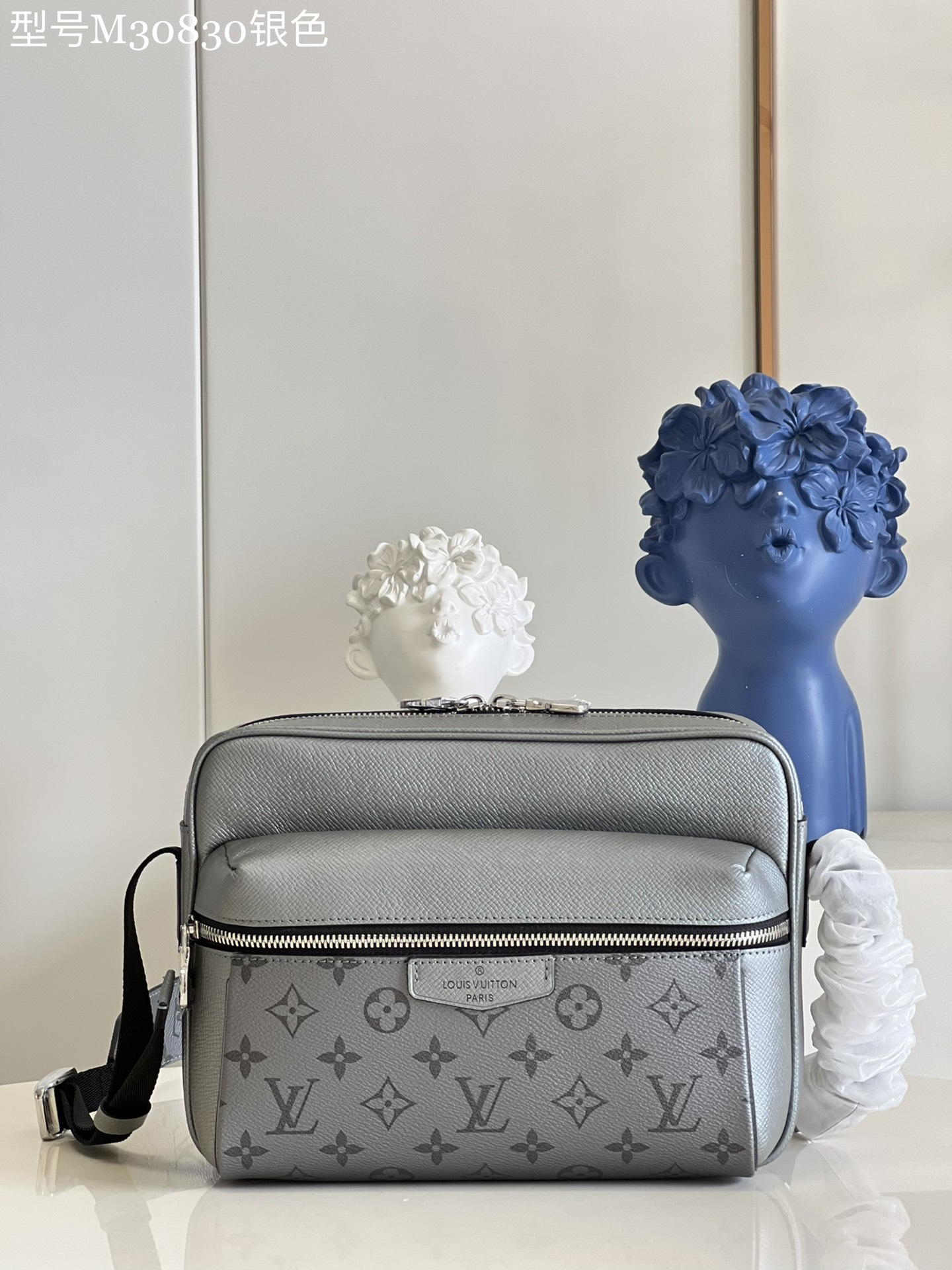 NO:398650,【Exclusive real photo M30830 silver】This Outdoor postman bag is made of classic Monogram canvas and Taga leather to create a modern configuration, with its zippered main compartment and zippered front pocket making daily needs safe and secure. Detailed features 26 x 20 x 10.5 cm (length x height x width) Z.650, LV [original leather], louis vuitton19860909【独家实拍M30830银色】本款 Outdoor 邮差包以经典 Monogram 帆布和 Taga 皮革塑造摩登构型,其拉链主隔层和拉链前袋令日常所需稳妥随行.详细特征26 x 20 x 10.5 厘米 (长度 x 高 x 宽)Z.650,LV【原厂皮】,louis vuitton,Bag