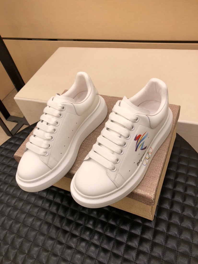 J5  AlexanderMcQUEEN、情侣款女35-41，男38-44码， 麦昆 Alexander McQueen 高版本再次升级为最高品质面市官网最前沿独家首创，非凡，👑 麦昆 Alexander McQueen 春夏秋冬顶级代购版本✅💎面料Fabric：意大利进口高质感.抗水擦不变色质.丝绸牛皮配原版布料。💎内里:A级意大利进口水染羊皮里特订韧性强.耐脏.吸汗.透气.舒适🐑💎垫脚Steing:顶级版进口意大利超软牛里皮🐂💎鞋底Sole：l橡胶 一体成型
