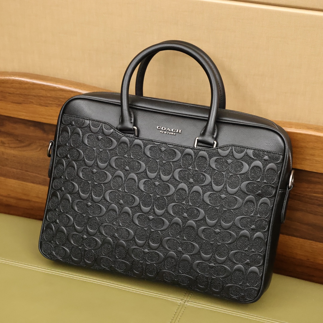 蔻驰公文包💰280 活力四射的办公理想之选,原版五金,精致做工,可 手提斜挎配有长肩带。 规格:39*28*6cm