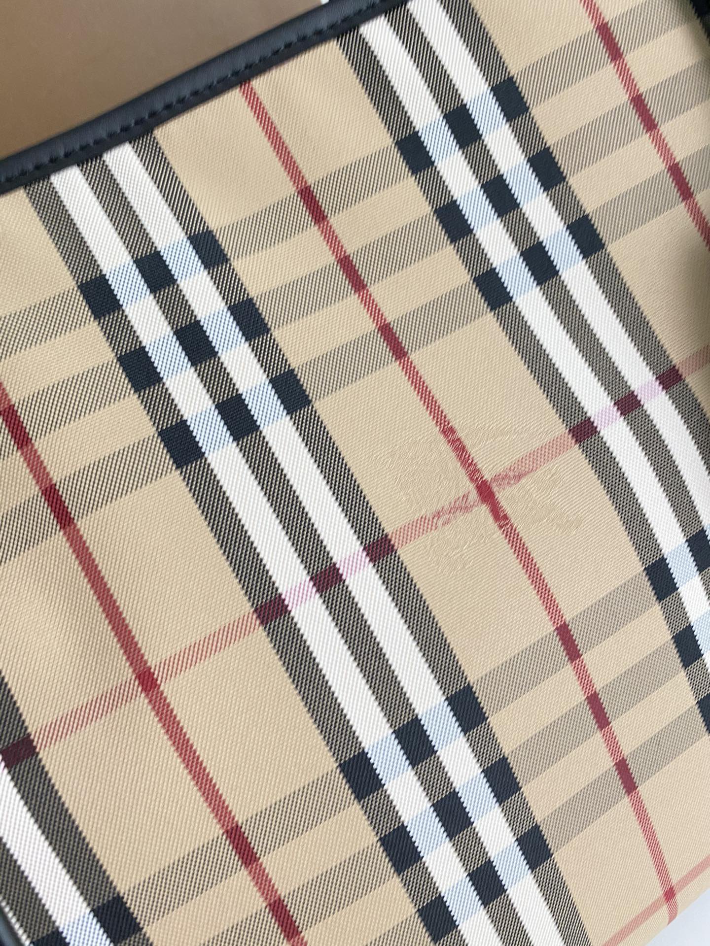 Burberry巴宝莉进口小牛皮配ykk黄铜五金隐形战马购物袋8818