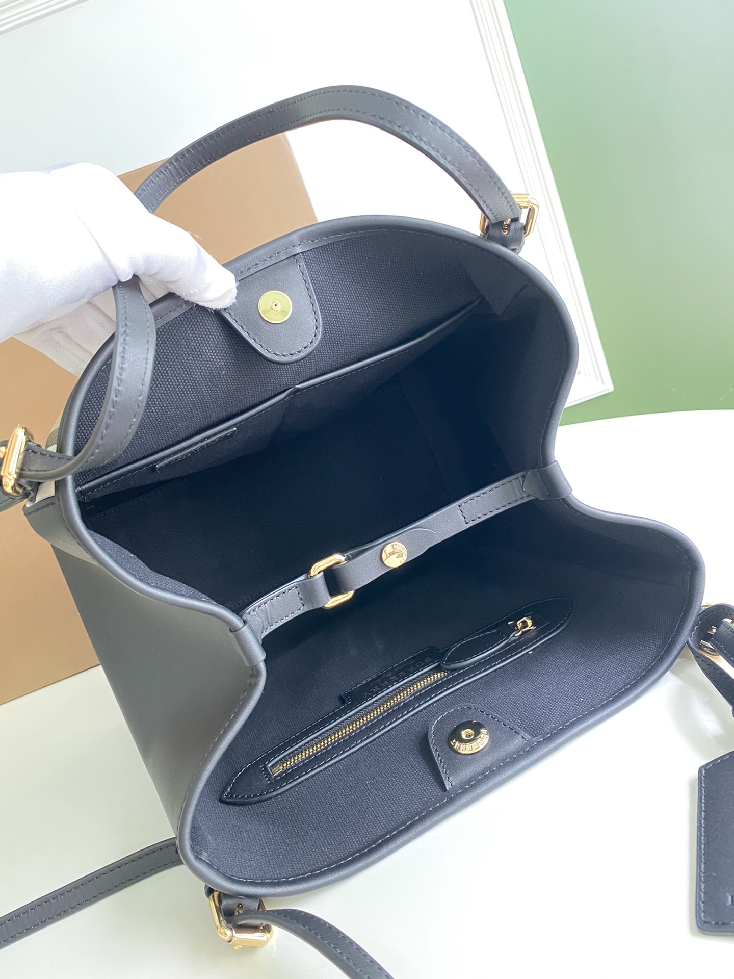 Burberry巴宝莉进口小牛皮配ykk黄铜五金隐形战马购物袋8818