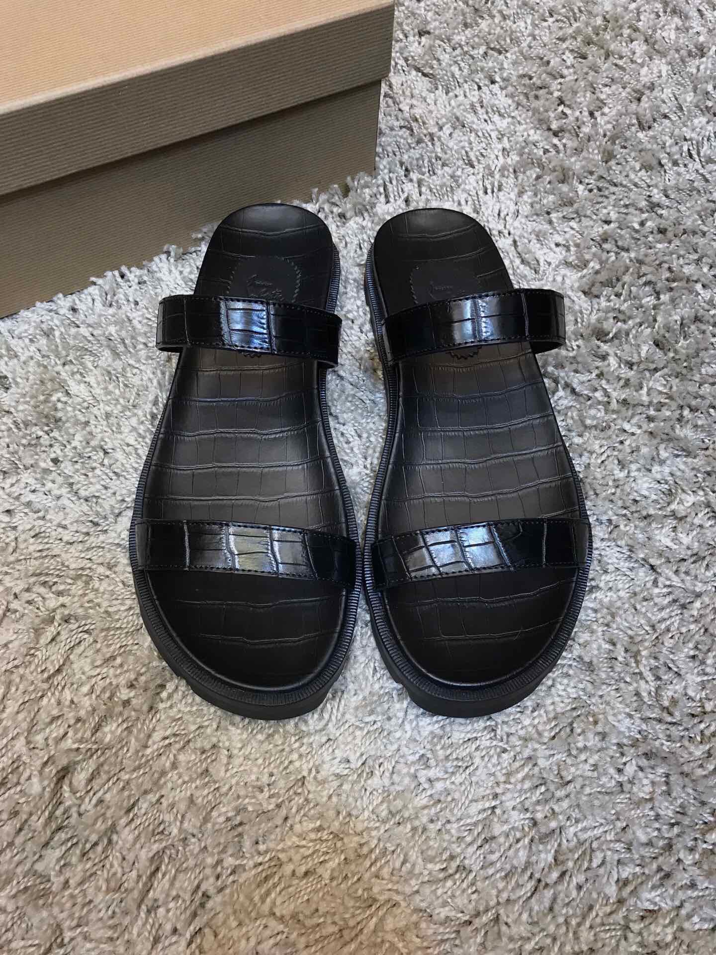 NO:279513,Crocodile belly sandals, new products this year, store manager recommends [Crocodile sandals] Thailand Siamese crocodile leather, counter quality, quality level, simple and fashionable, luxurious and atmospheric, gentlemanly style, Baidu, casual and temperament 38/45; tire soles are the highlights, wear-resistant and non-slip, absolutely suitable for you who know how to taste life!  sandals crocodile skin19860909鳄鱼肚皮凉鞋批 今天年新品 店长隆重推荐【鳄鱼凉拖臻品】泰国暹罗鳄鱼皮 专柜精品 质量属精品级别 简单时尚 奢华大气 绅士风度百度 休闲不失气质 38/45；轮胎大底是亮点 耐磨防滑 绝对适合懂得品味生活的您！,,sandals,crocodile skin,Men's shoes