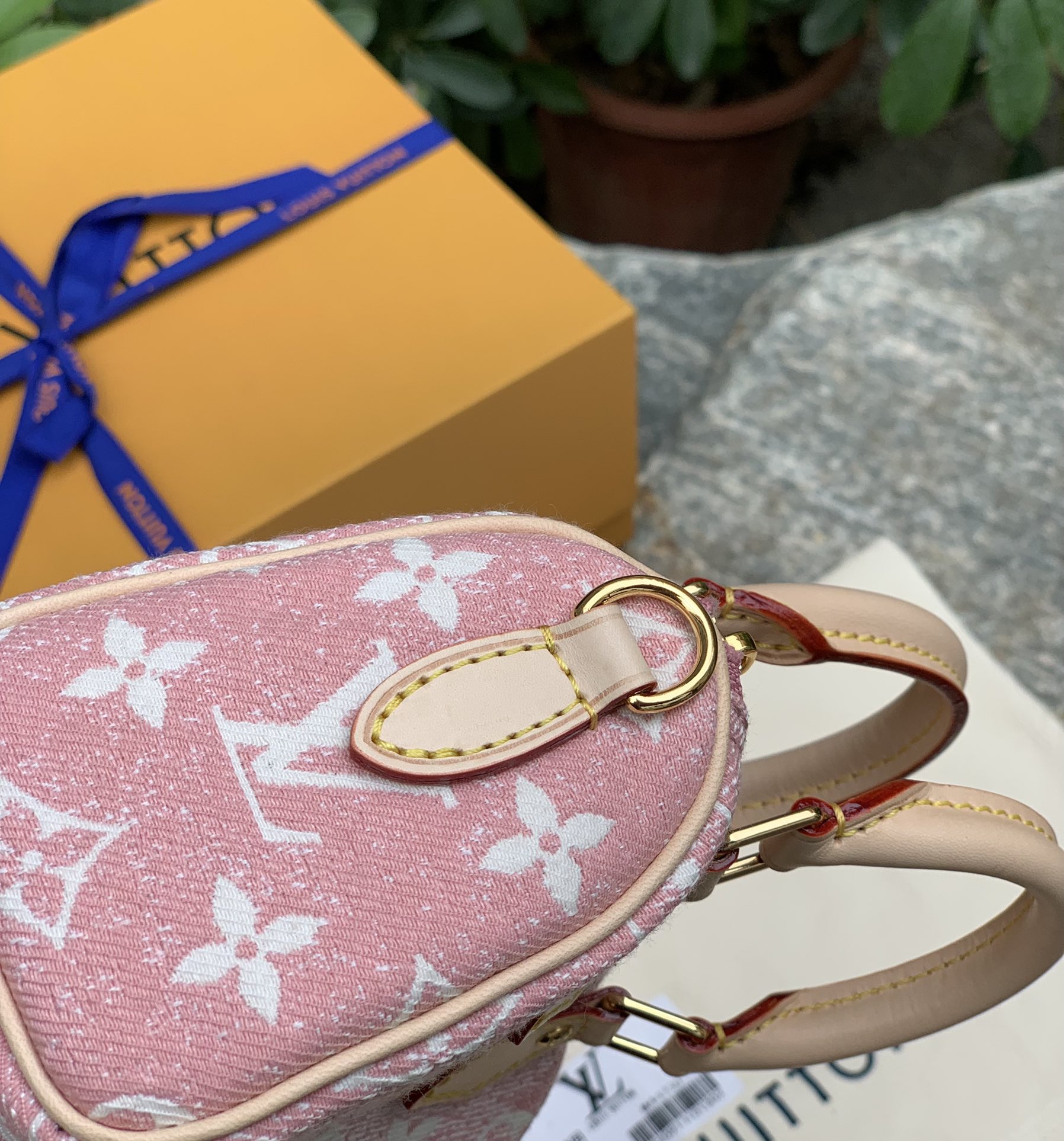 🌼 m81213粉色尺寸16 x 10 x 7.5CM 百分百原厂渠道货！2022限定牛仔nano，官网