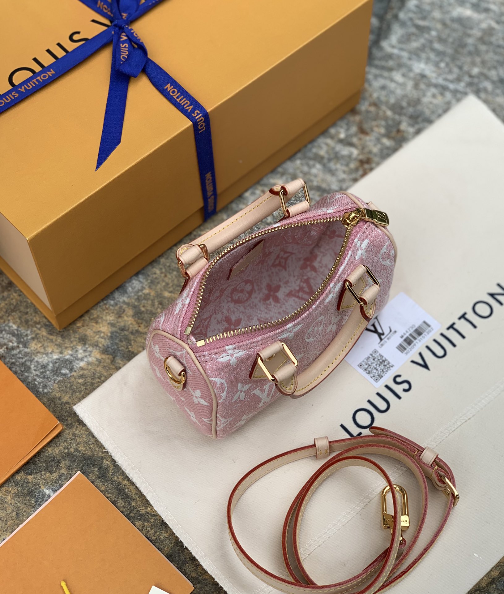 🌼 m81213粉色尺寸16 x 10 x 7.5CM 百分百原厂渠道货！2022限定牛仔nano，官网