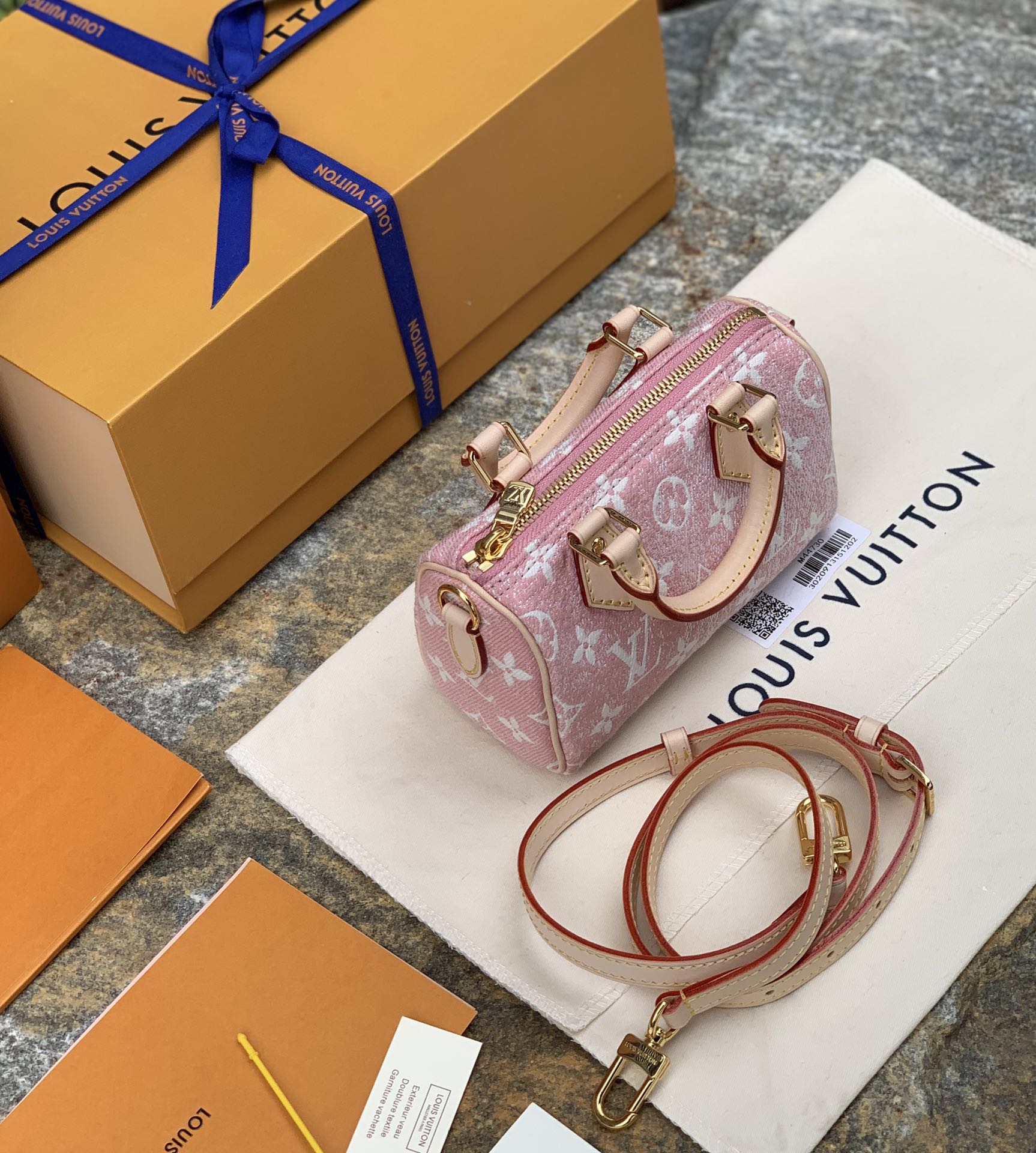 🌼 m81213粉色尺寸16 x 10 x 7.5CM 百分百原厂渠道货！2022限定牛仔nano，官网