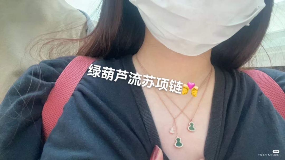 NO:103046,Qeelin/Qilin's zodiac year, full green diamond gourd tassel necklace, gourd conjures the meaning of reeds to attract good fortune, wealth and honor. The tassel design is varied and interprets the beautiful and elegant style, and conveys the good wishes of blessings and beauty!  Inlaid with eight-inch-inlayed eight-high arrow carbon diamond and green jadeite-white shell-red agate. Gold cut stone, sticking without any gaps, flashing and blinding eyes, light and luster, each piece is unique, please compare with the gold store directly!  ,Kirin necklace,qeelin,necklace19860909Qeelin/麒麟 本命年 满绿钻葫芦流苏项链 葫寓芦意招祥纳福、富吉贵祥 流苏设的计百变造诠型释甄优美雅,传祝承福和美的好心愿！ 镶八嵌心八高箭碳钻和天绿然翡翠-白贝-红玛瑙 金切工石,贴无合缝隙,闪瞎眼,自光带泽,每片独一无二,精程致度请接直跟金货比！,麒麟项链,qeelin,necklace,Jewelry