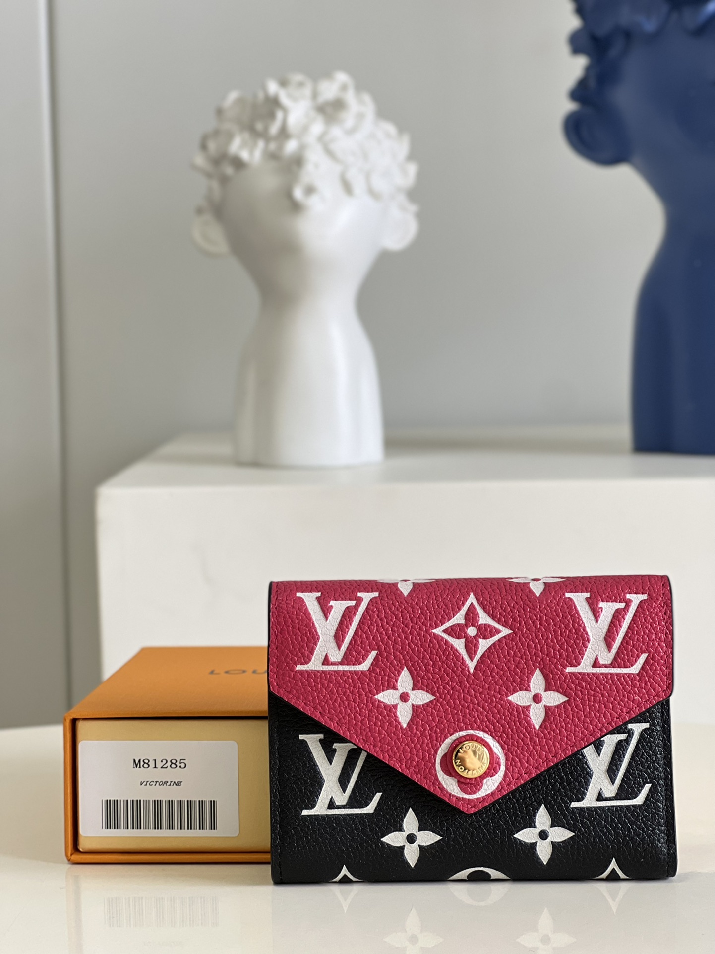 NO:398658,[Exclusive real shot of M81285 black] This Victorine wallet is from Spring in the City capsule series, and it renders a variety of colors for Monogram Empreinte leather. Soft grain leather imprints classic Monogram pattern, exquisite configuration hides plenty of space, and can store banknotes, coins and cards. Detailed features 12 x 9.5 x 1.5 cm (length x height x width) V.,LV [original leather],louis vuitton19860909【独家实拍M81285黑】本款 Victorine 钱夹出自 Spring in the City 胶囊系列,为 Monogram Empreinte 皮革渲染多样色彩.柔软粒面皮革压印经典 Monogram 图案,考究构型暗藏充裕空间,可收纳钞票、硬币和卡片.详细特征12 x 9.5 x 1.5 厘米 (长度 x 高 x 宽)V.,LV【原厂皮】,louis vuitton,Bag