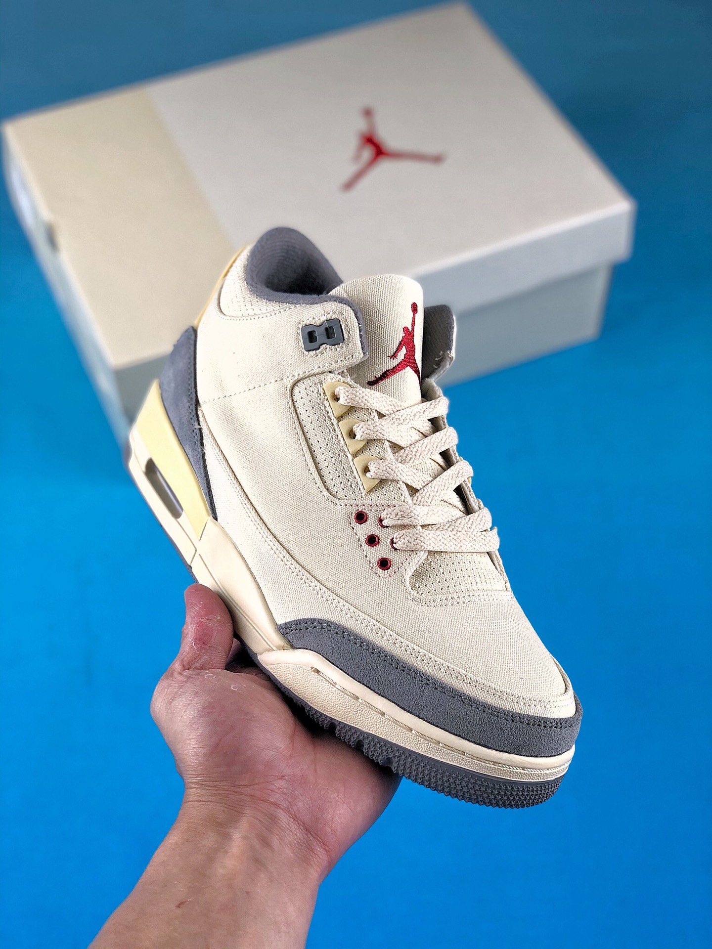 本地自取 支持放店
Air Jordan 3 Laser orange
米白灰帆布 中端性价比之王
正确鞋舌立体高频 原厂数据 2020最新原厂底模 原厂纸板 采用