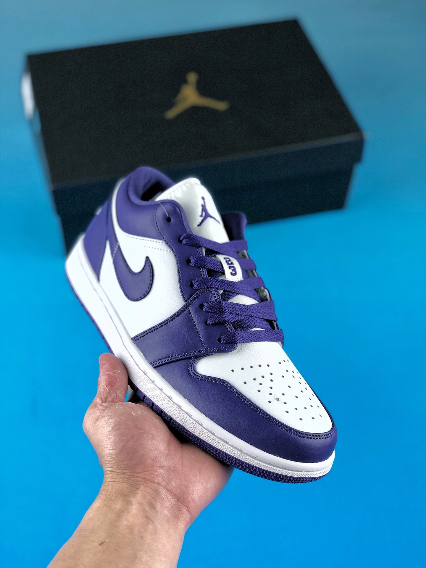 本地自取 支持放店
Air Jordan AJ1 Low 白紫低帮 DC0774-500 原厂内置气垫魔块 A模大底 头层小牛皮 鞋舌AJ原厂专用牛津布+AJ专用反口珍珠布+原厂无杂质高弹内里海棉+特殊封边弹力鞋带 SIZE：36 36.5 37.5 38 38.5 39 40 40.5 41 42 42.5 43 44 44.5 45 46