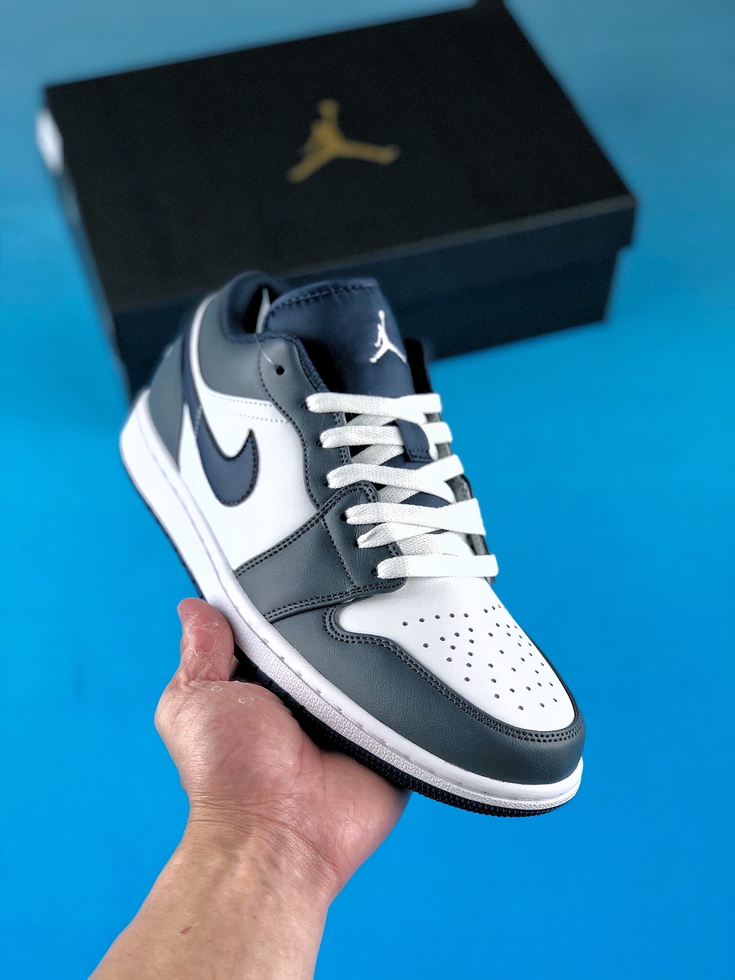 本地自取 支持放店
Air Jordan 1 Low AJ1低帮系列 黑曜石 低帮篮球鞋 官方同步配色 原装级产物 公司原鞋购回重新打版开模 拒绝公底 购置公司同步原材料 都有细节还原95%全网最高版本 原汁原味 忠于原版 
货号：553558-414
Size：35.5 36 36.5 37.5 38 38.5 39 40 41 42 42.5 43 44 44.5 45 46