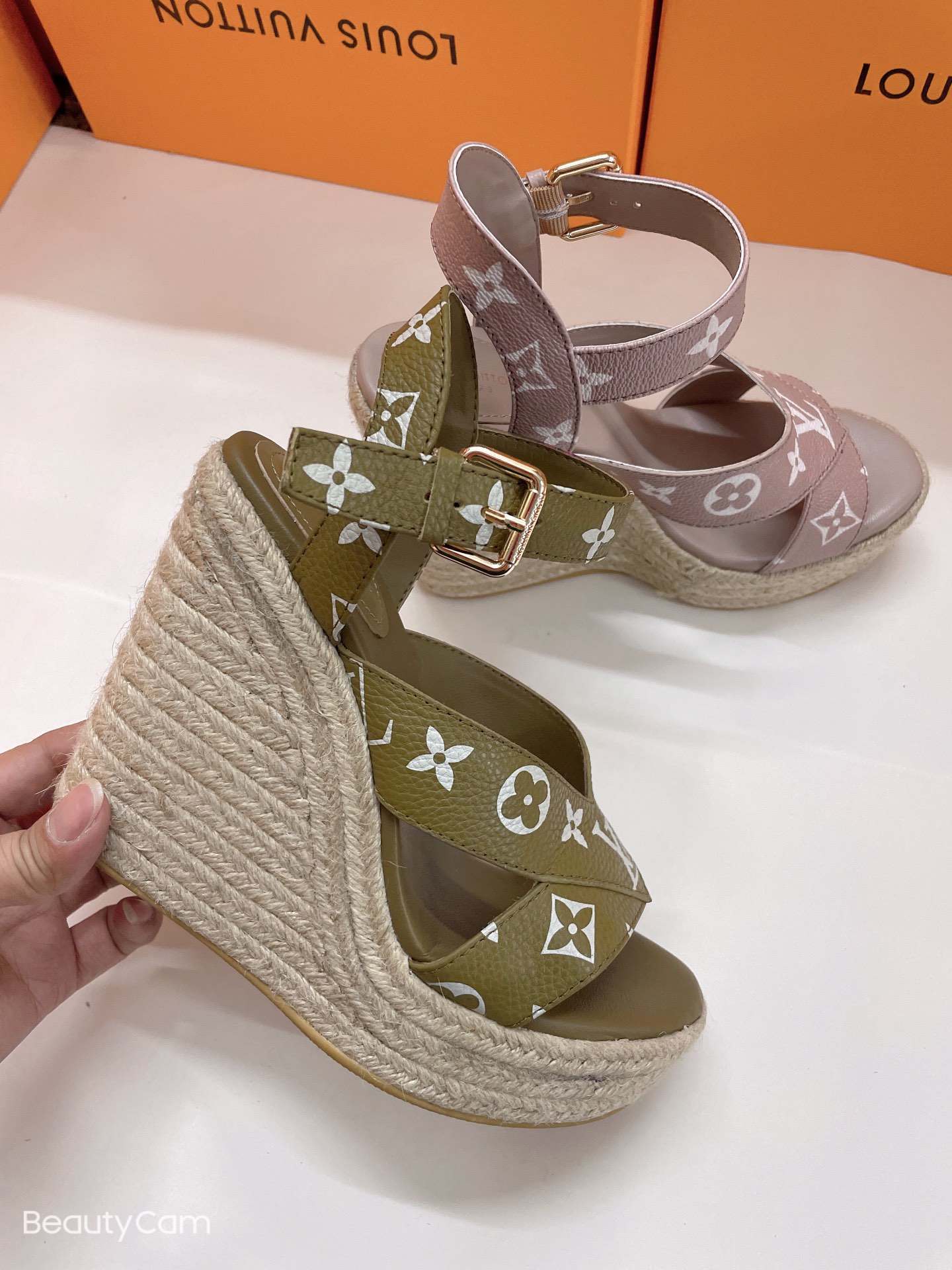 NO:231747,2025 LV wedge rope edited sandals. Fabric cowhide and denim, inner footbed sheepskin, wedge height is about 13 cm, with 3.5 cm waterproof platform Size 35/41 |, sandals, louis vuitton, sandals, cowhide, sheepskin198609092025 LV坡跟麻绳编辑凉鞋.面料牛皮加牛仔布,内里垫脚羊皮 ,坡跟高约 13 厘米,带 3.5 厘米防水台 码数35/41 ｜,凉鞋,louis vuitton,sandals,cowhide,sheepskin,Women's Shoes